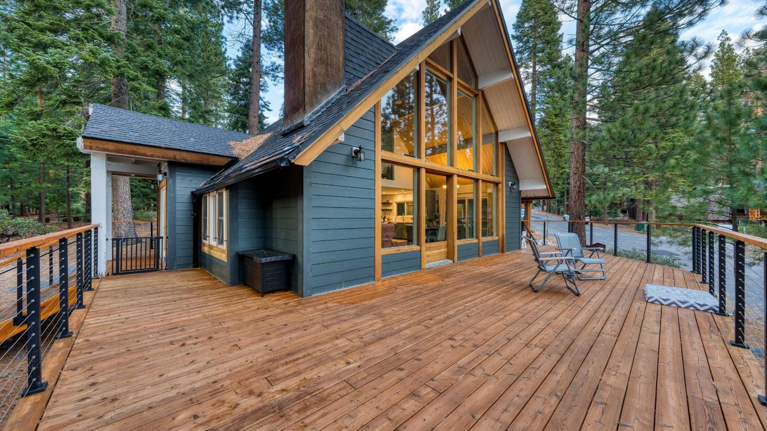 Retreat with Lake Access Deck Modern Interior Agate Peak by Avantstay