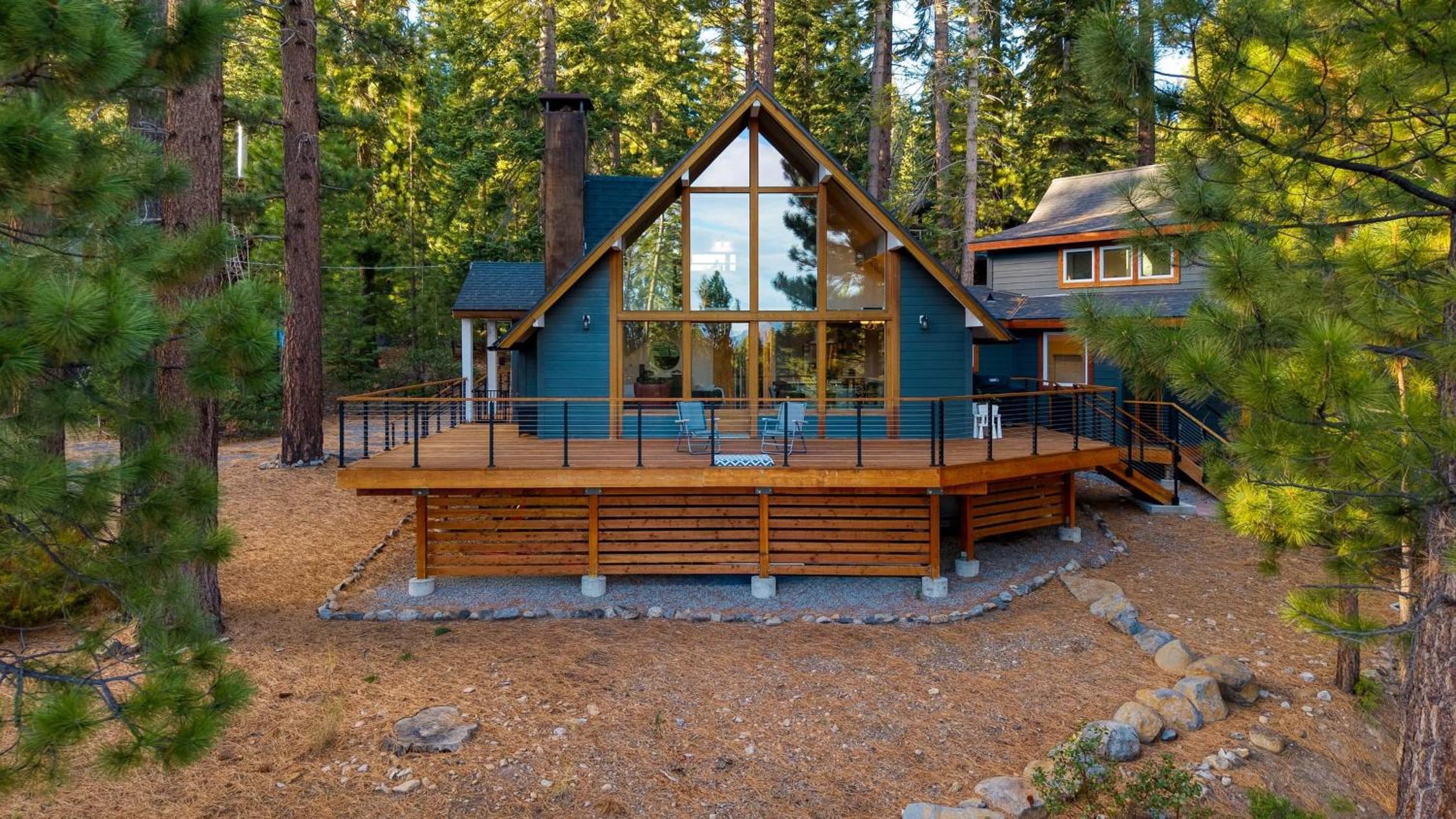 Retreat with Lake Access Deck Modern Interior Agate Peak by Avantstay