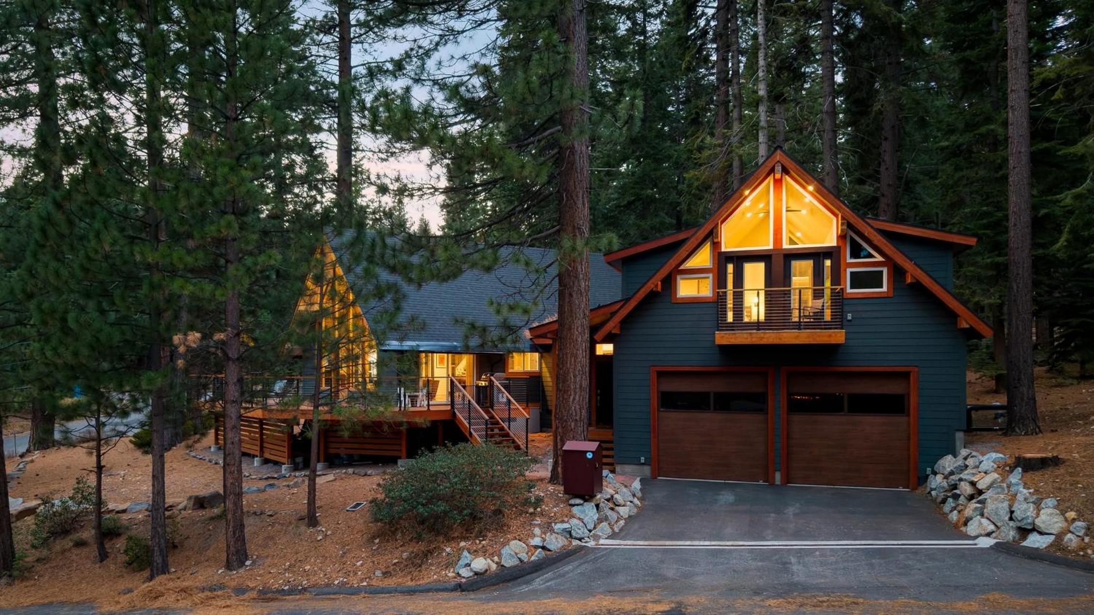 Retreat with Lake Access Deck Modern Interior Agate Peak by Avantstay
