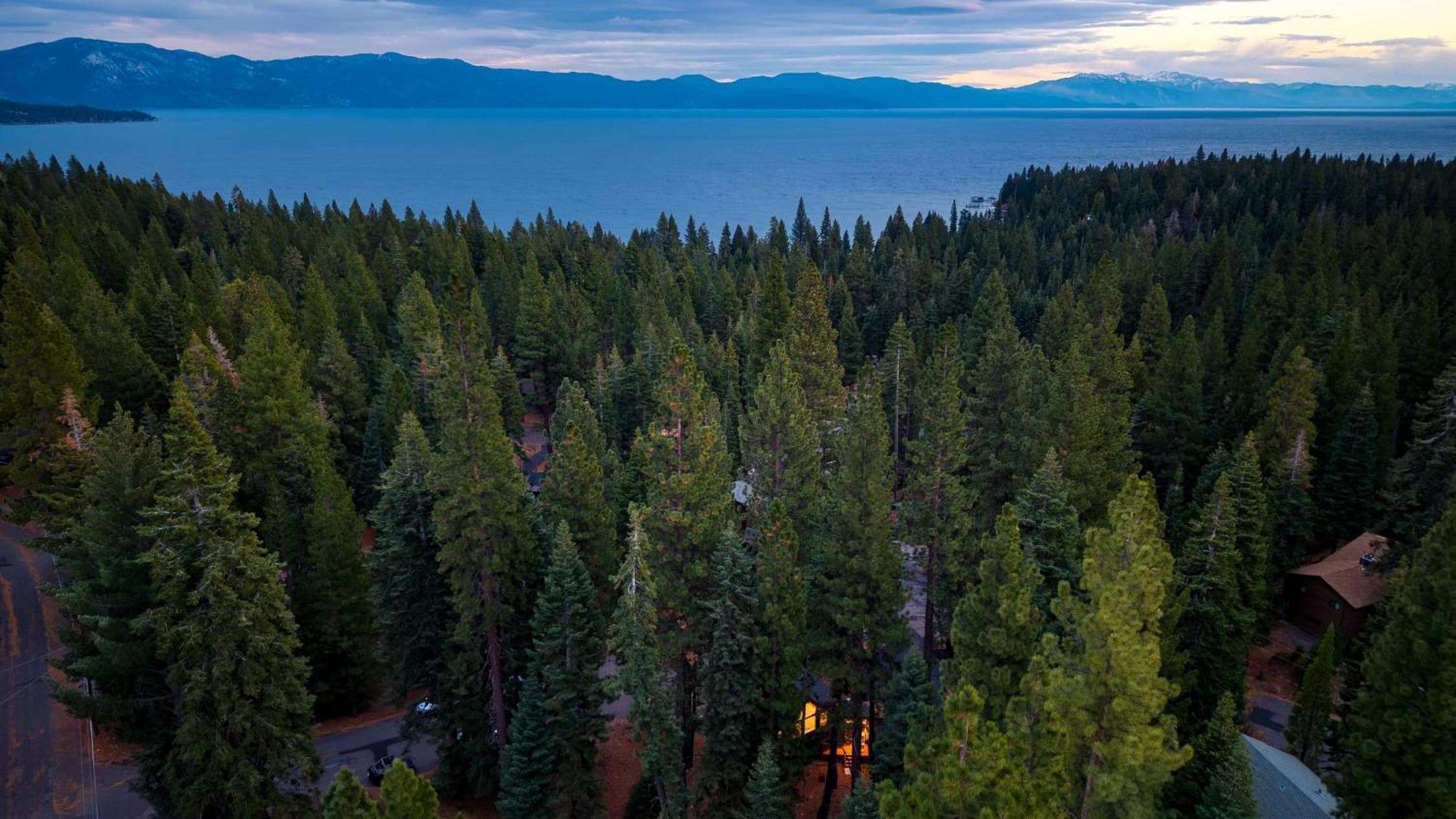Retreat with Lake Access Deck Modern Interior Agate Peak by Avantstay