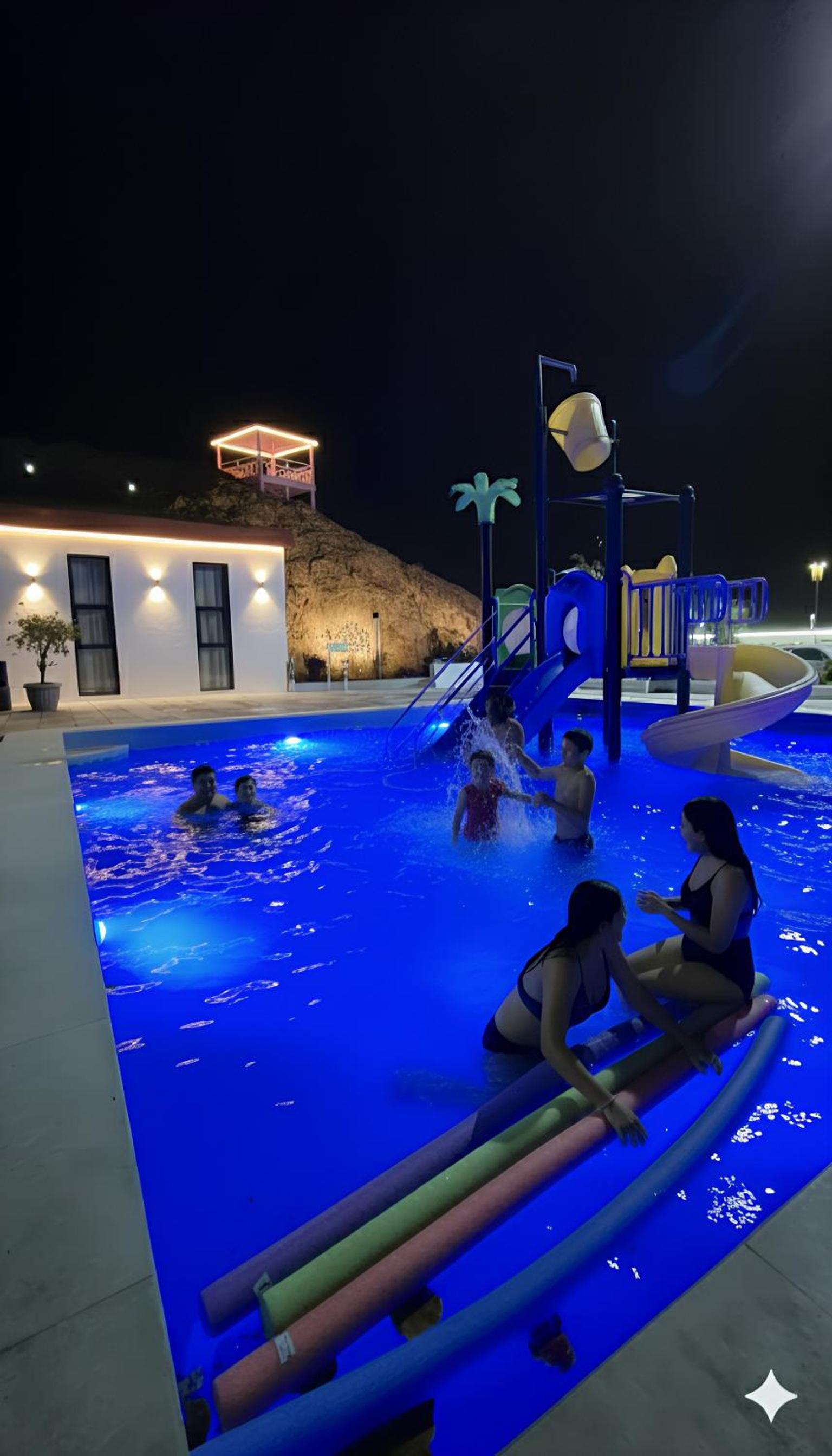 شاليه شامل الإفطار -- Chalet including breakfast