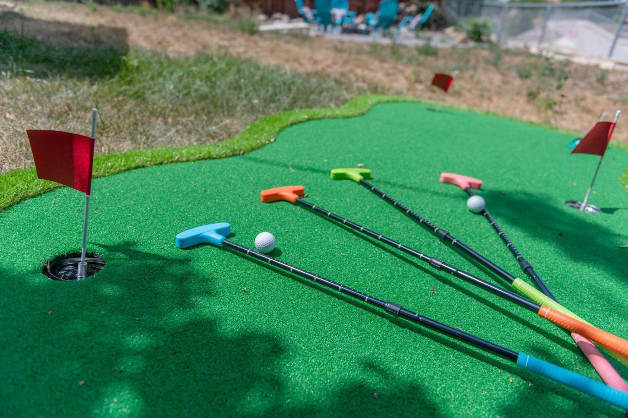 6BR Family Retreat with Games Billiards Mini Golf BBQ and Yard