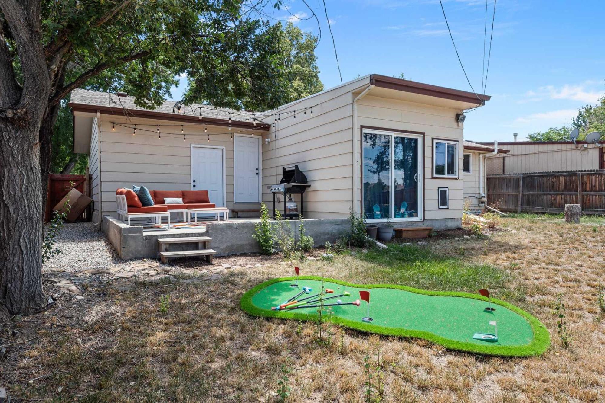 6BR Family Retreat with Games Billiards Mini Golf BBQ and Yard