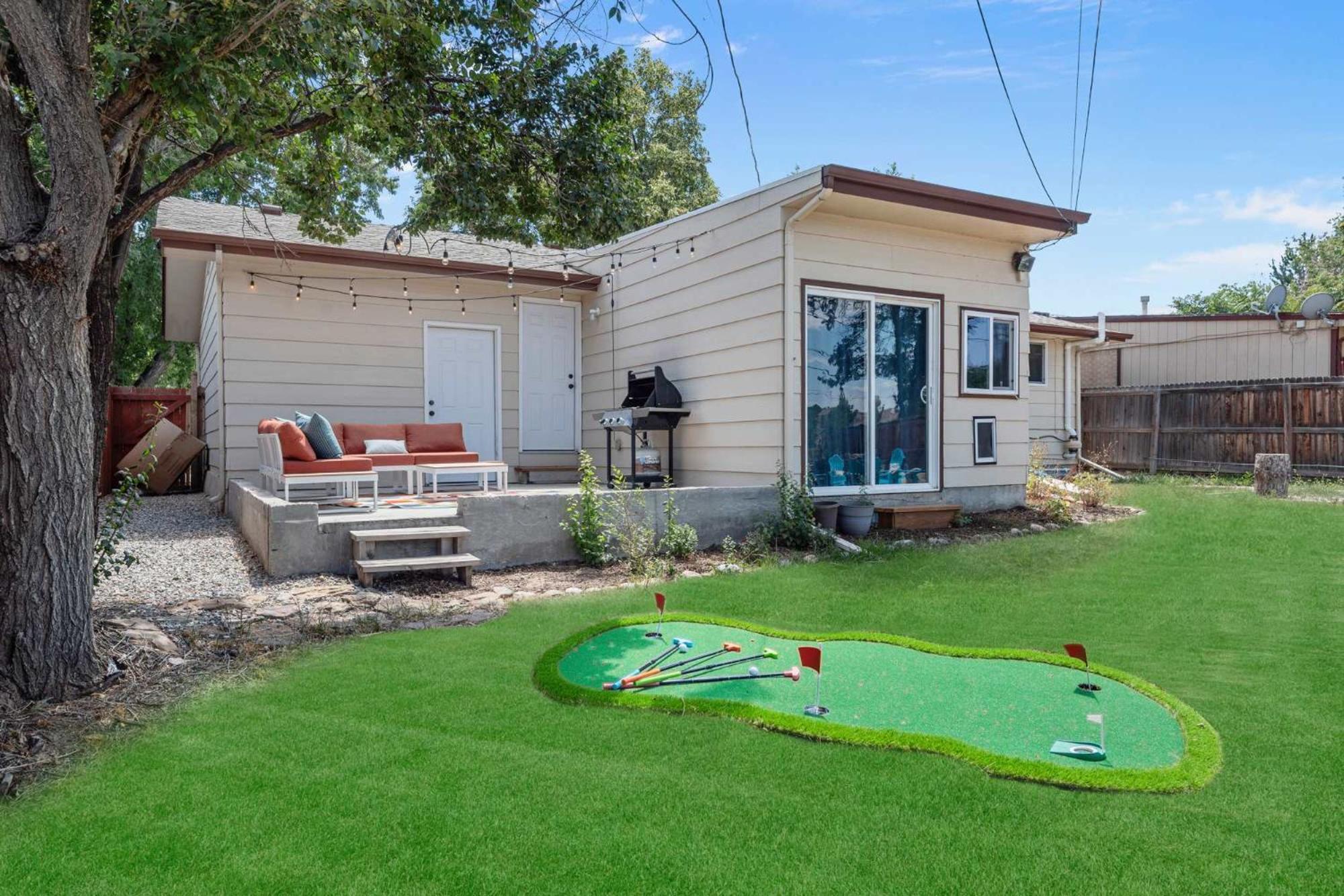6BR Family Retreat with Games Billiards Mini Golf BBQ and Yard