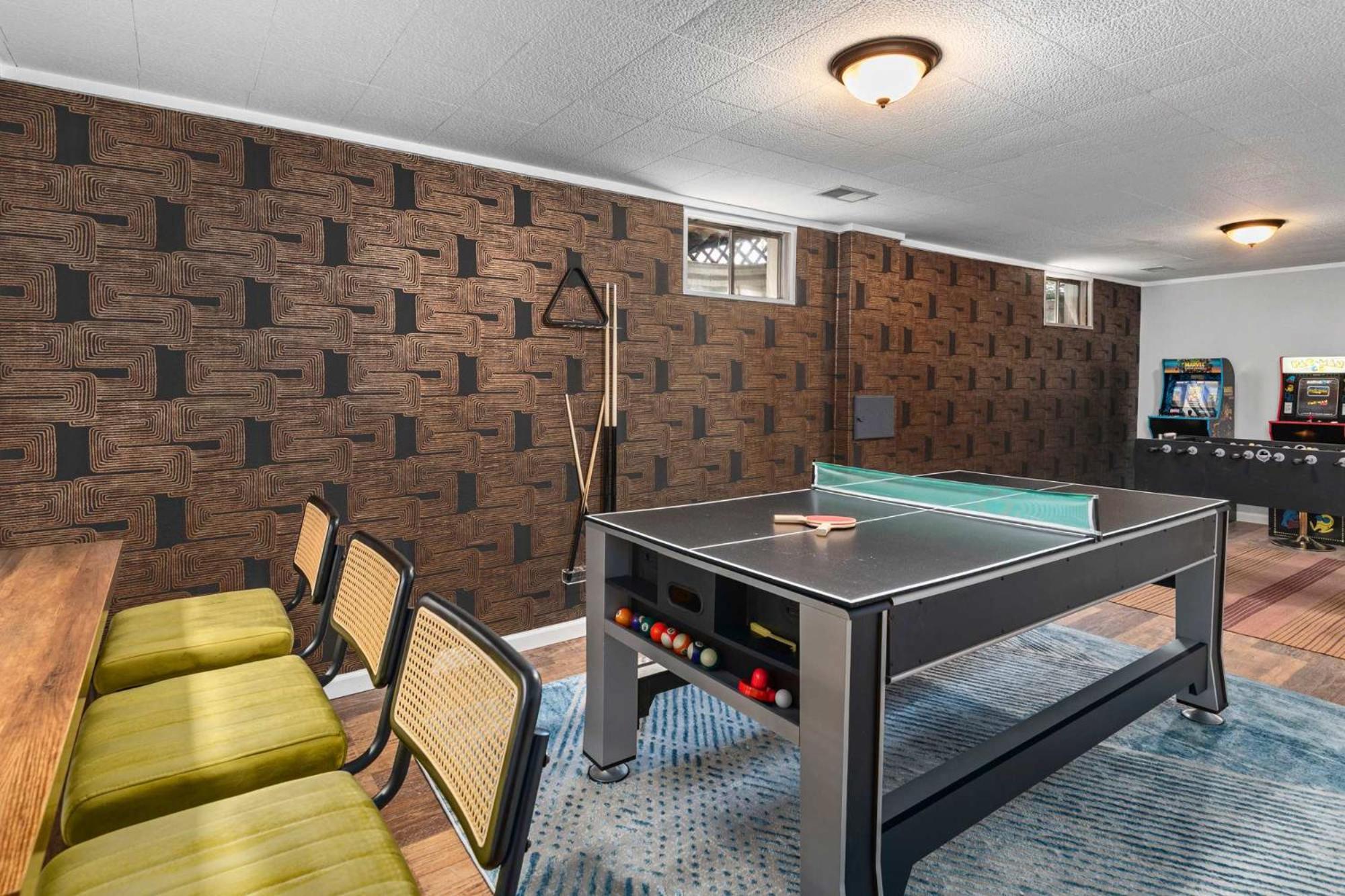 6BR Family Retreat with Games Billiards Mini Golf BBQ and Yard
