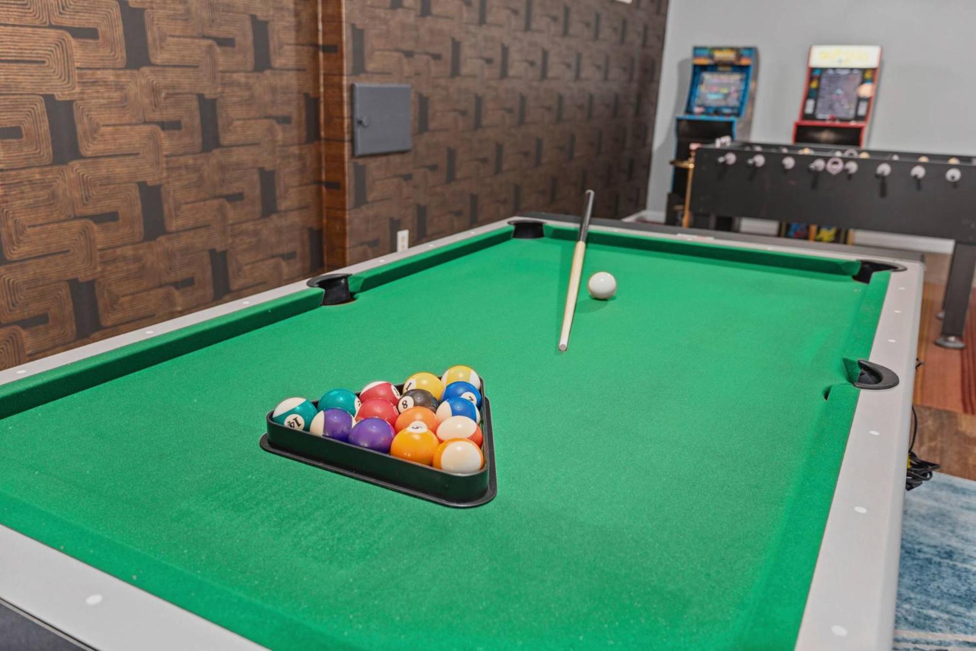 6BR Family Retreat with Games Billiards Mini Golf BBQ and Yard