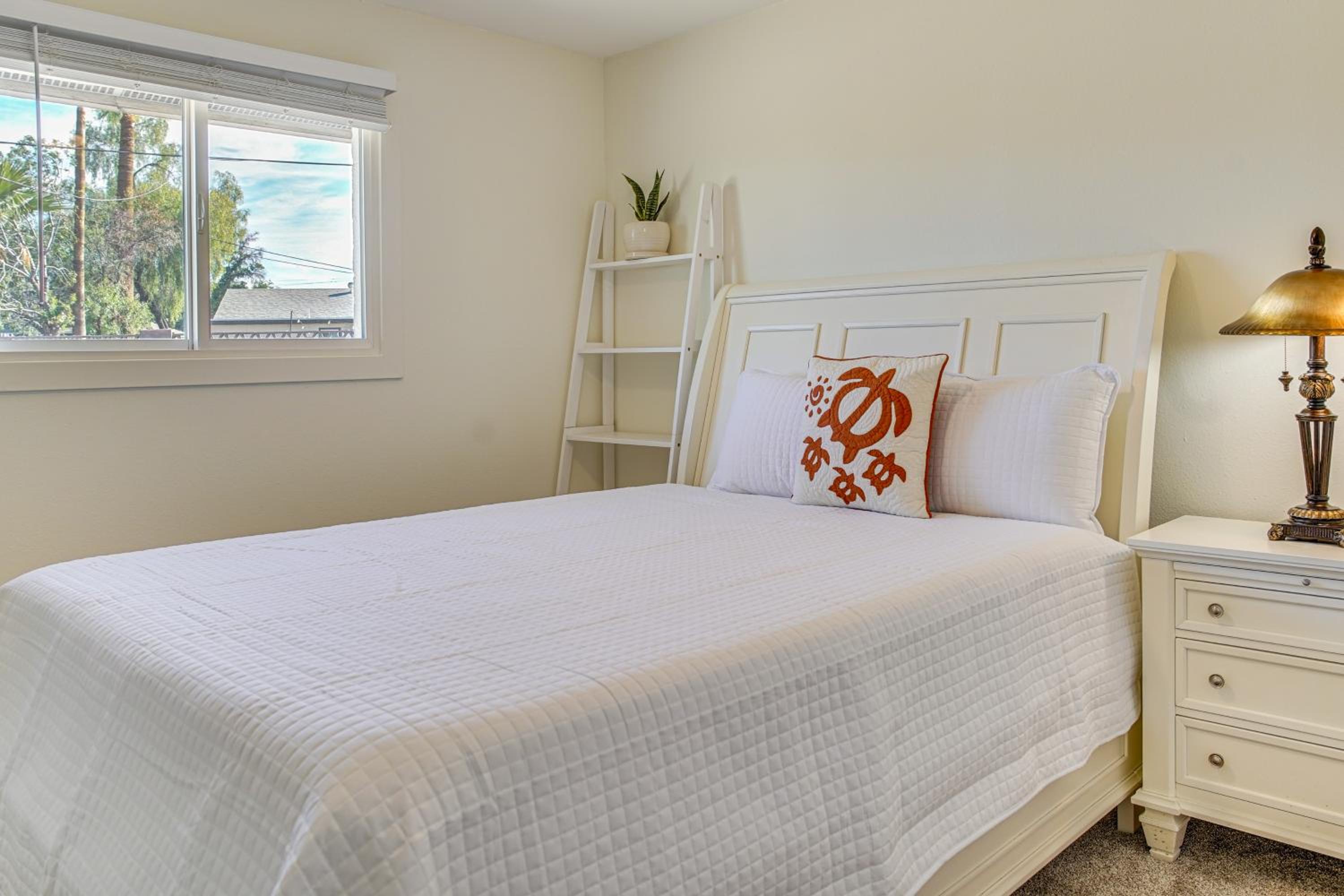 2 Mi to ASU Spacious Family Home with Patio!