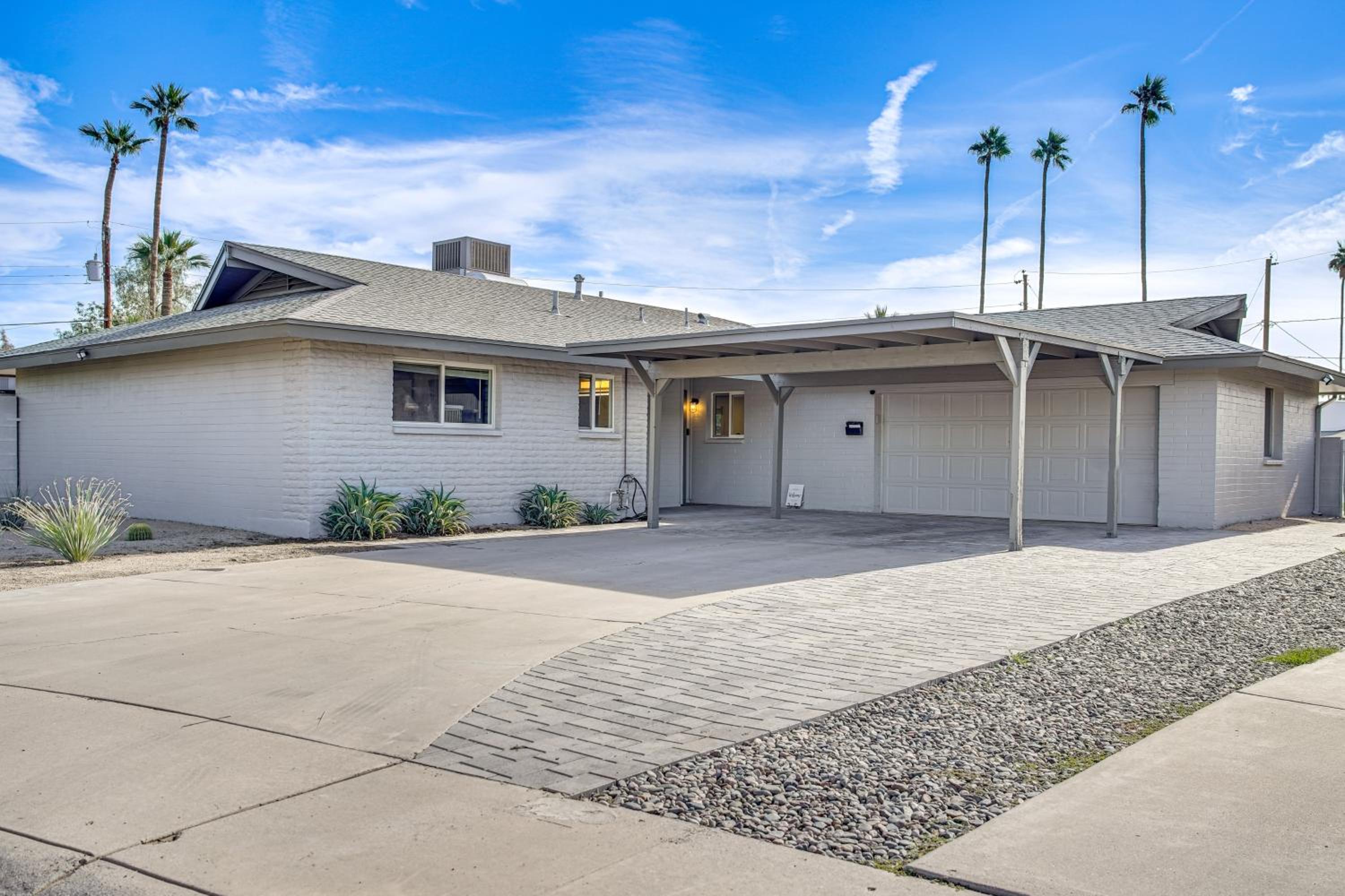 2 Mi to ASU Spacious Family Home with Patio!