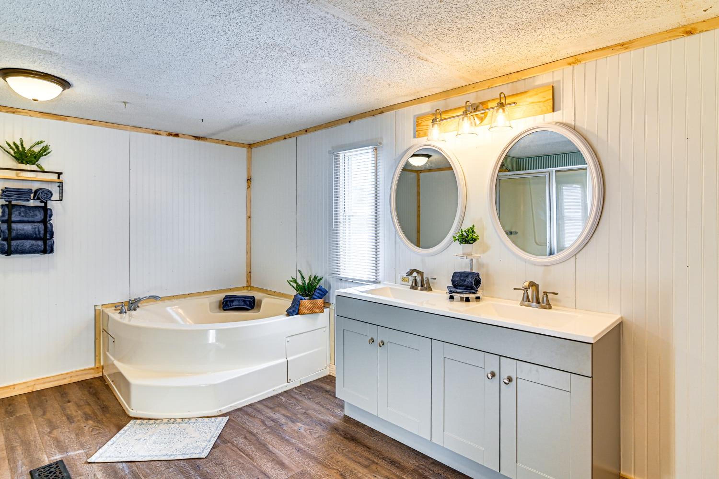 Countryside Home with Pond and Pasture Views in Iuka!