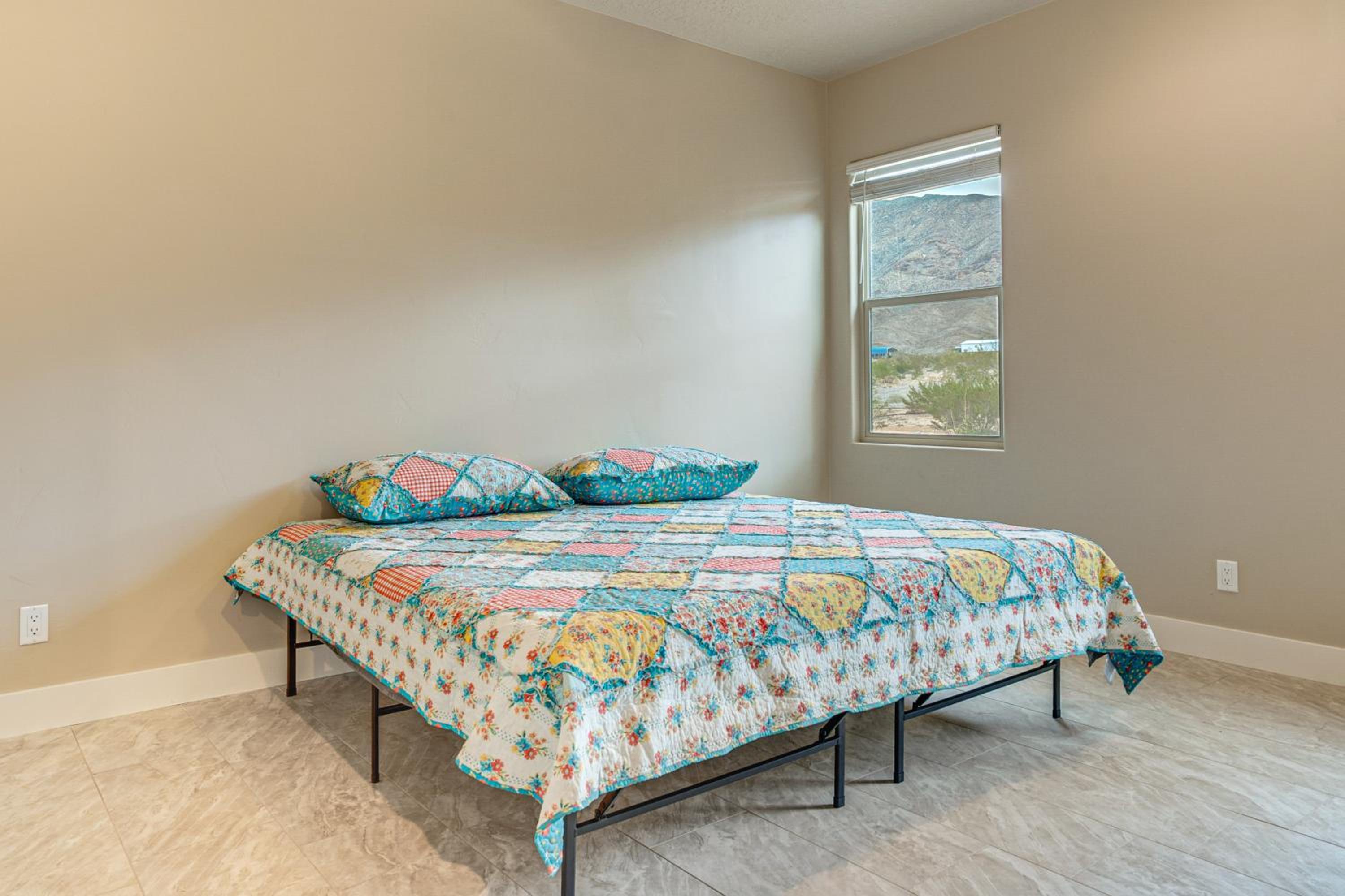 Beautiful Views of Stars and Mtns! Littlefield Home