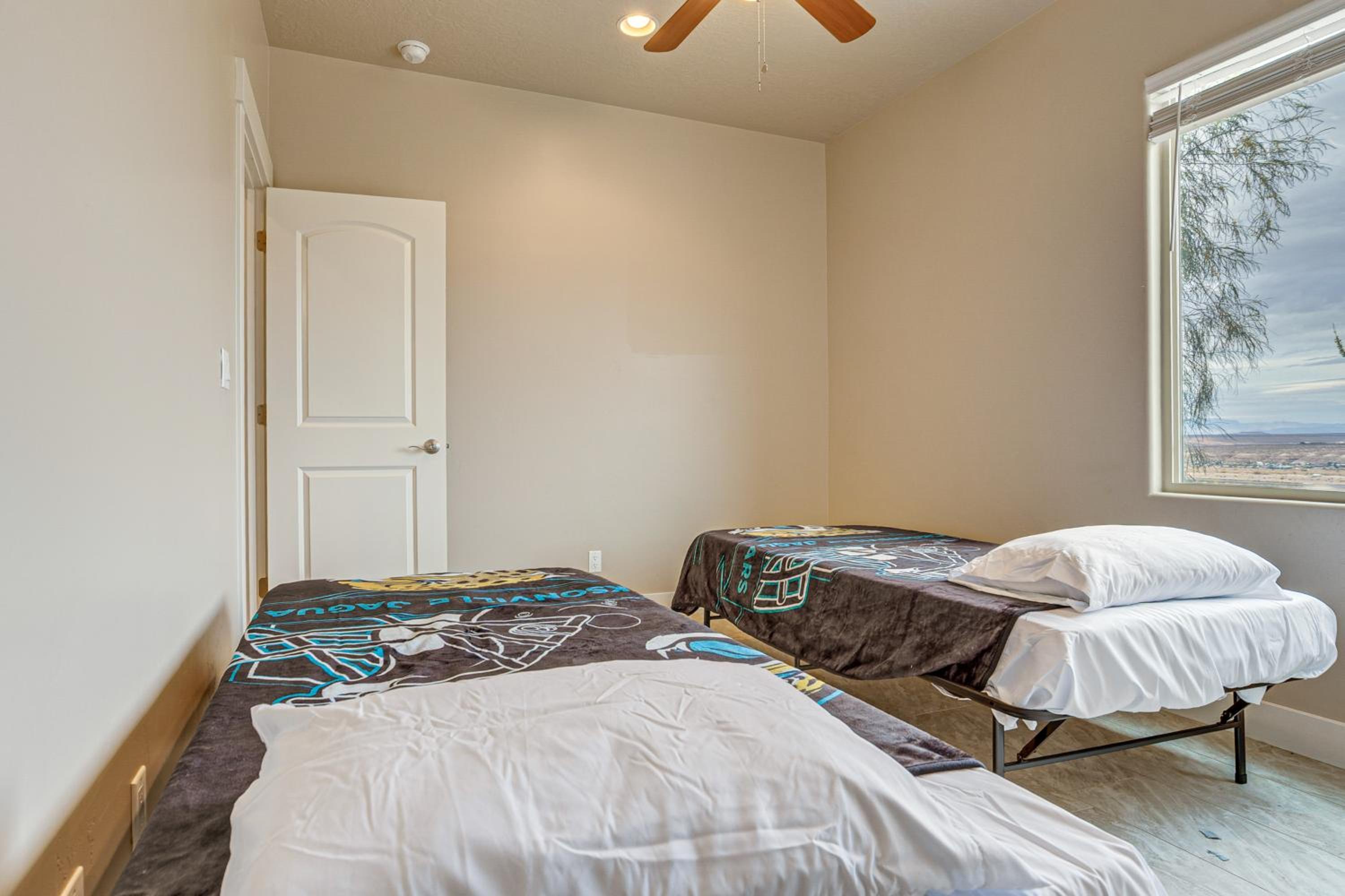 Beautiful Views of Stars and Mtns! Littlefield Home