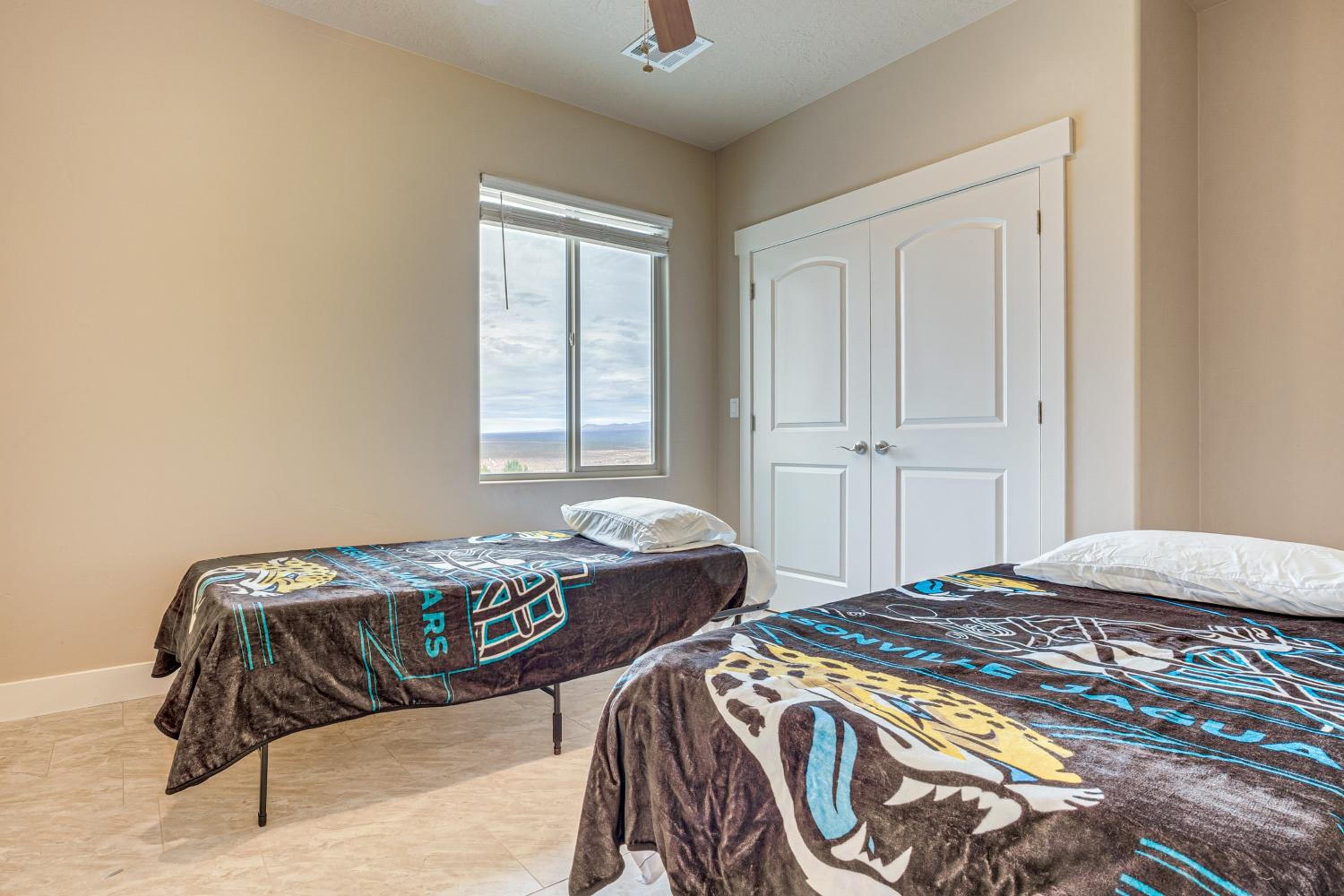 Beautiful Views of Stars and Mtns! Littlefield Home