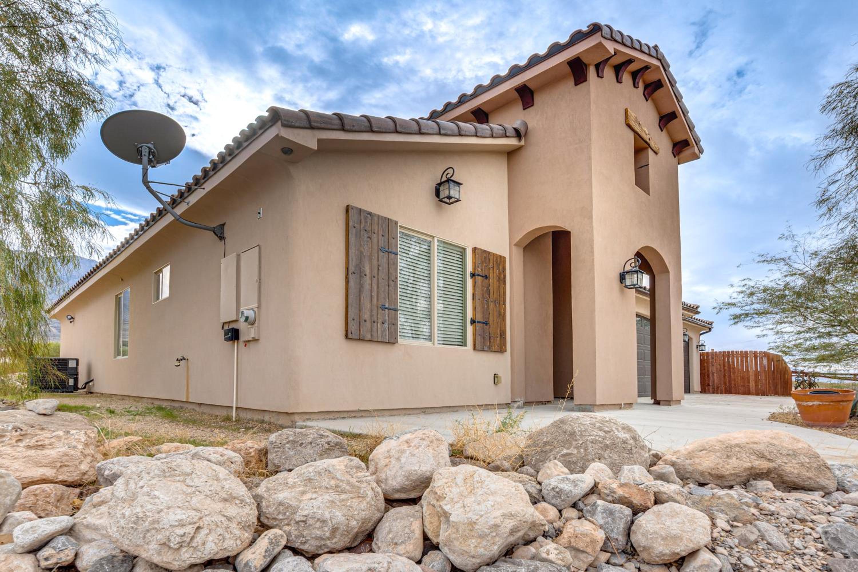Beautiful Views of Stars and Mtns! Littlefield Home