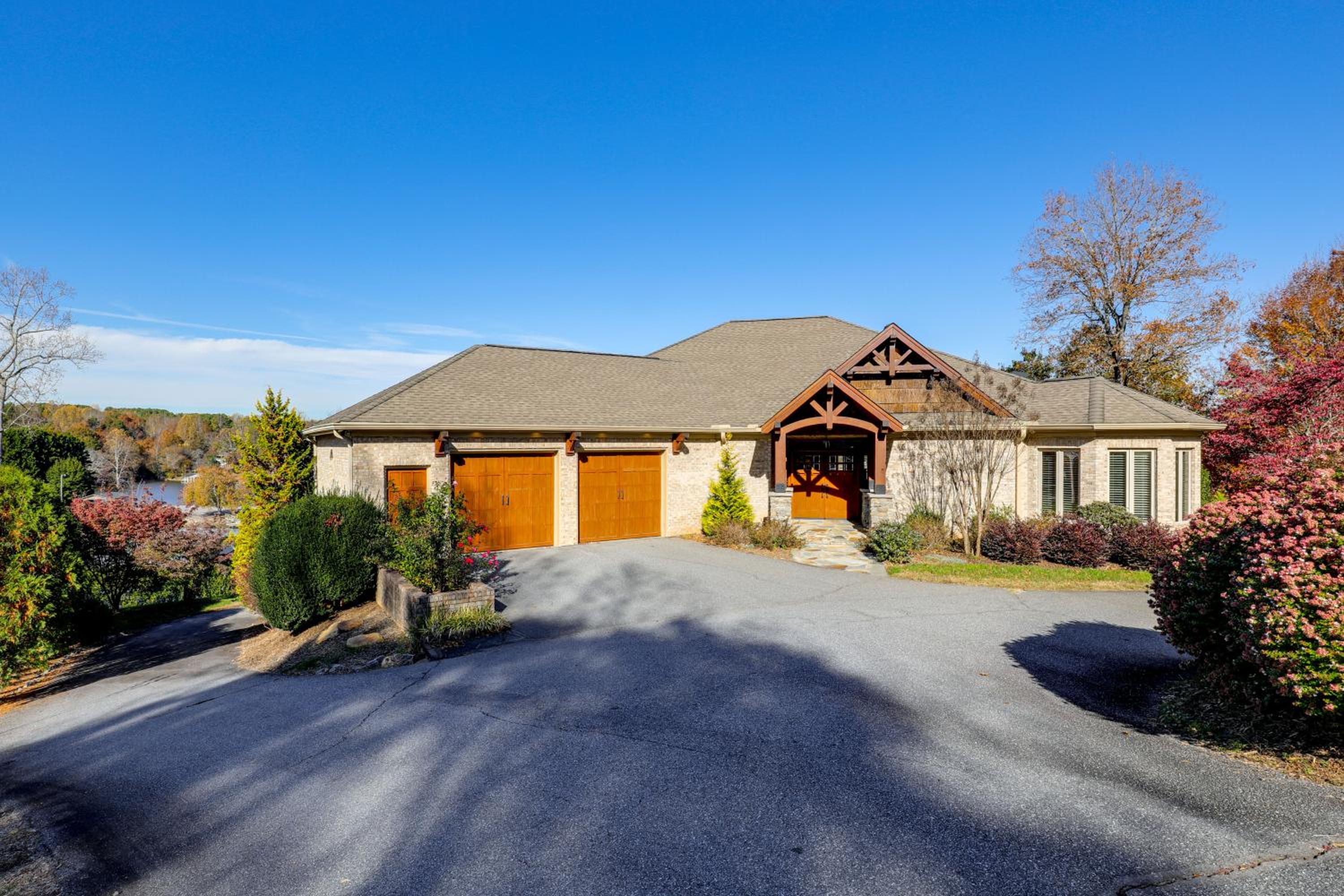 Lakefront Haven with Hot Tub and Game Room in Hickory!