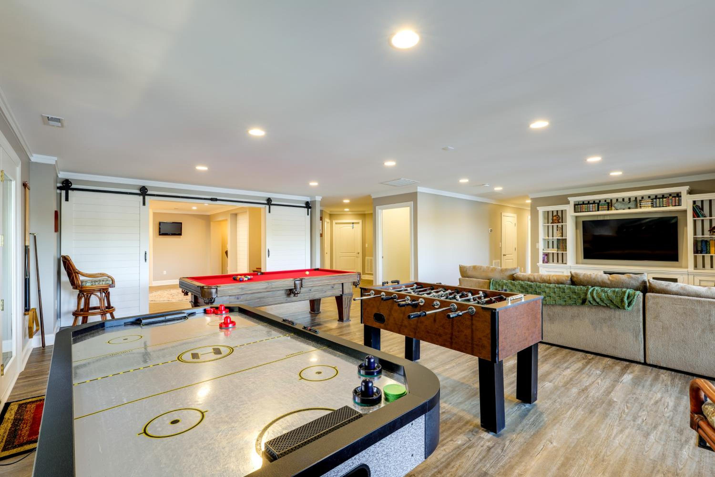 Lakefront Haven with Hot Tub and Game Room in Hickory!