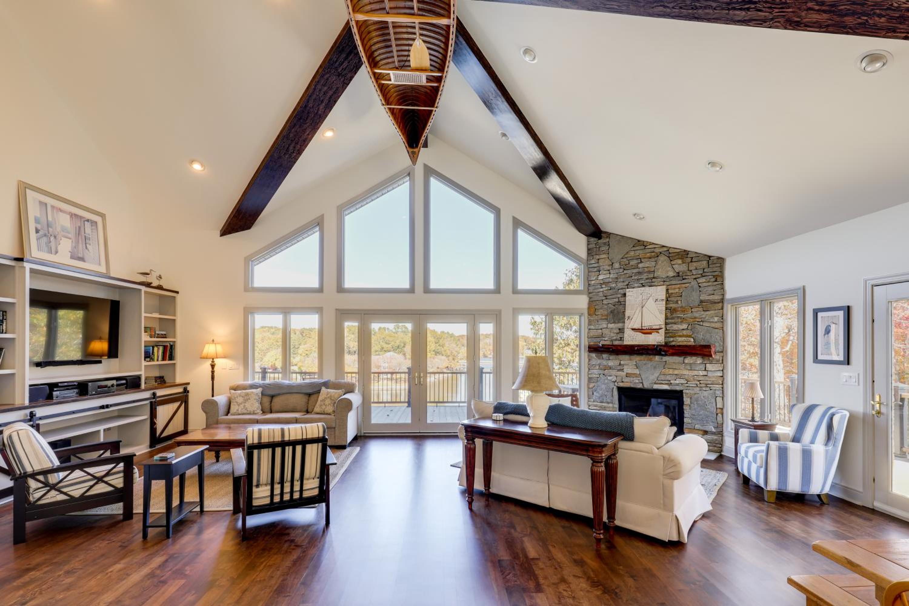 Lakefront Haven with Hot Tub and Game Room in Hickory!