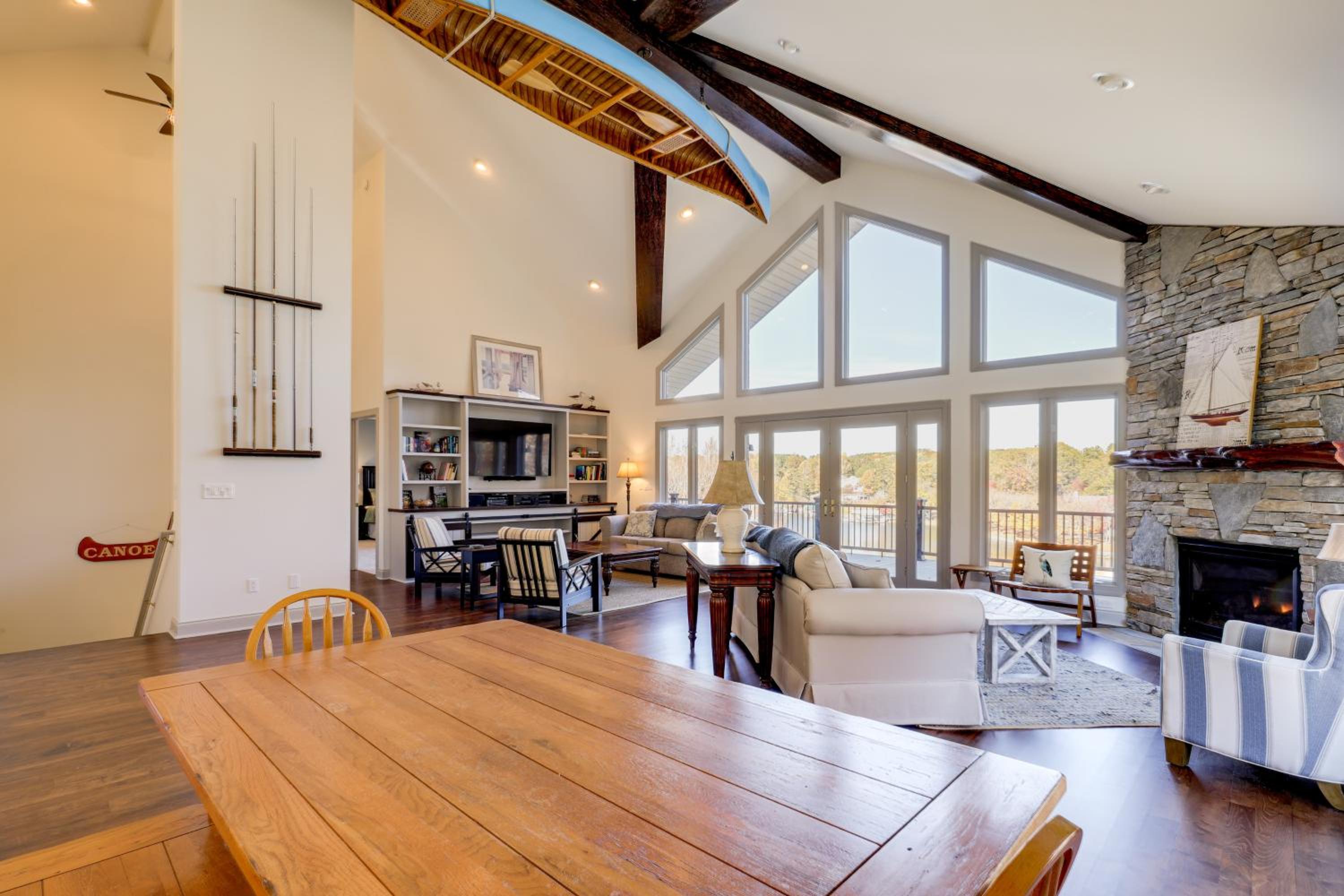 Lakefront Haven with Hot Tub and Game Room in Hickory!
