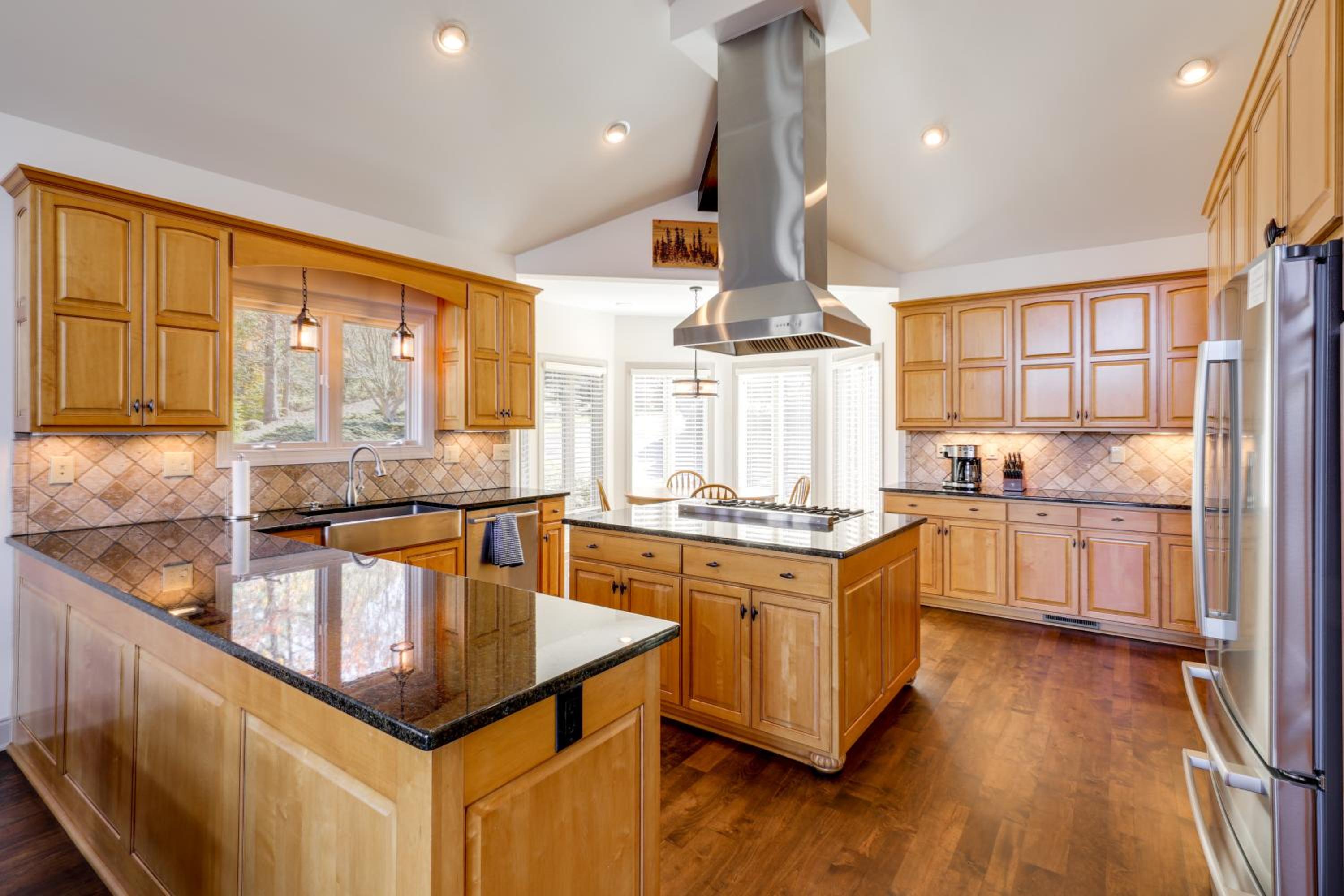 Lakefront Haven with Hot Tub and Game Room in Hickory!