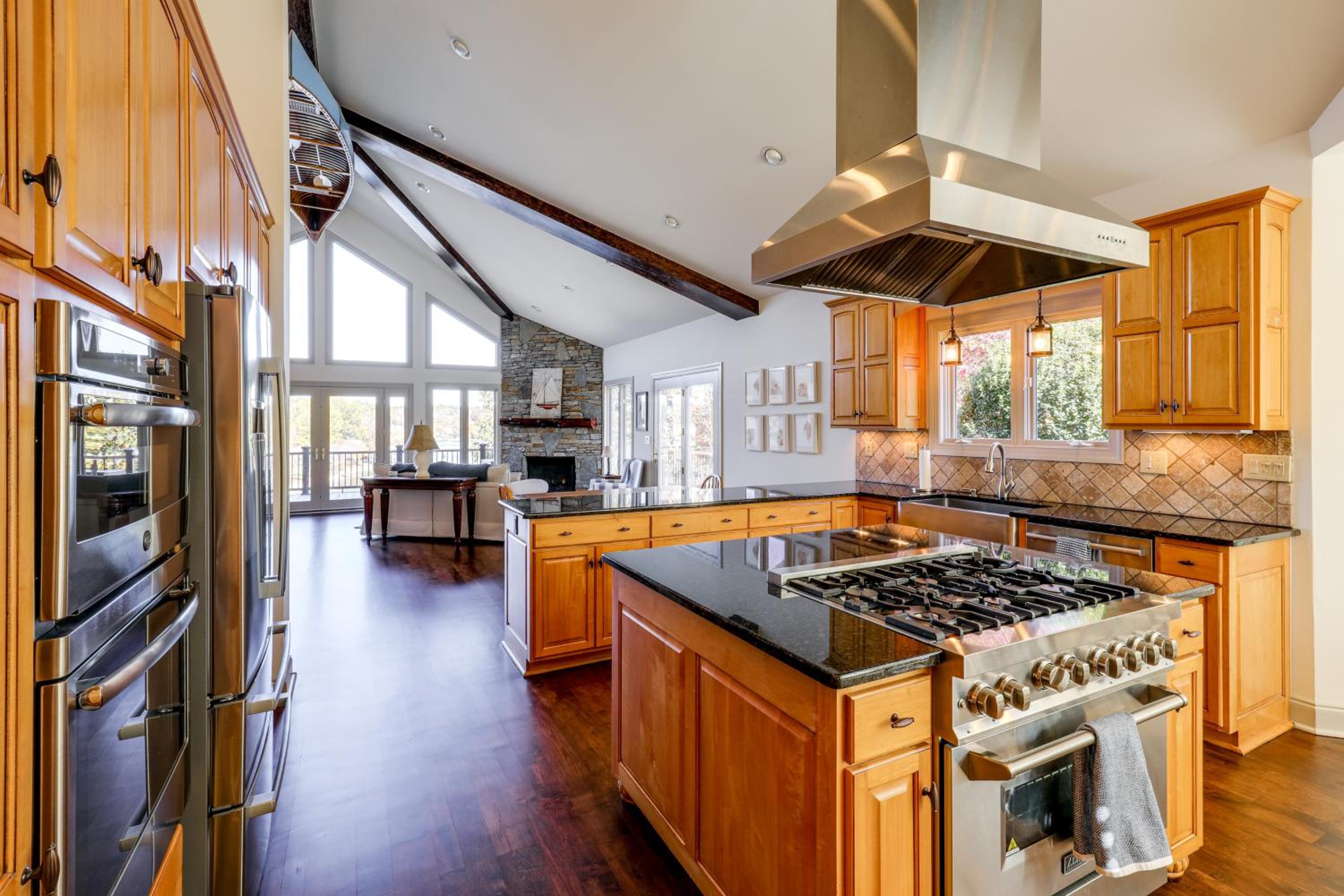 Lakefront Haven with Hot Tub and Game Room in Hickory!