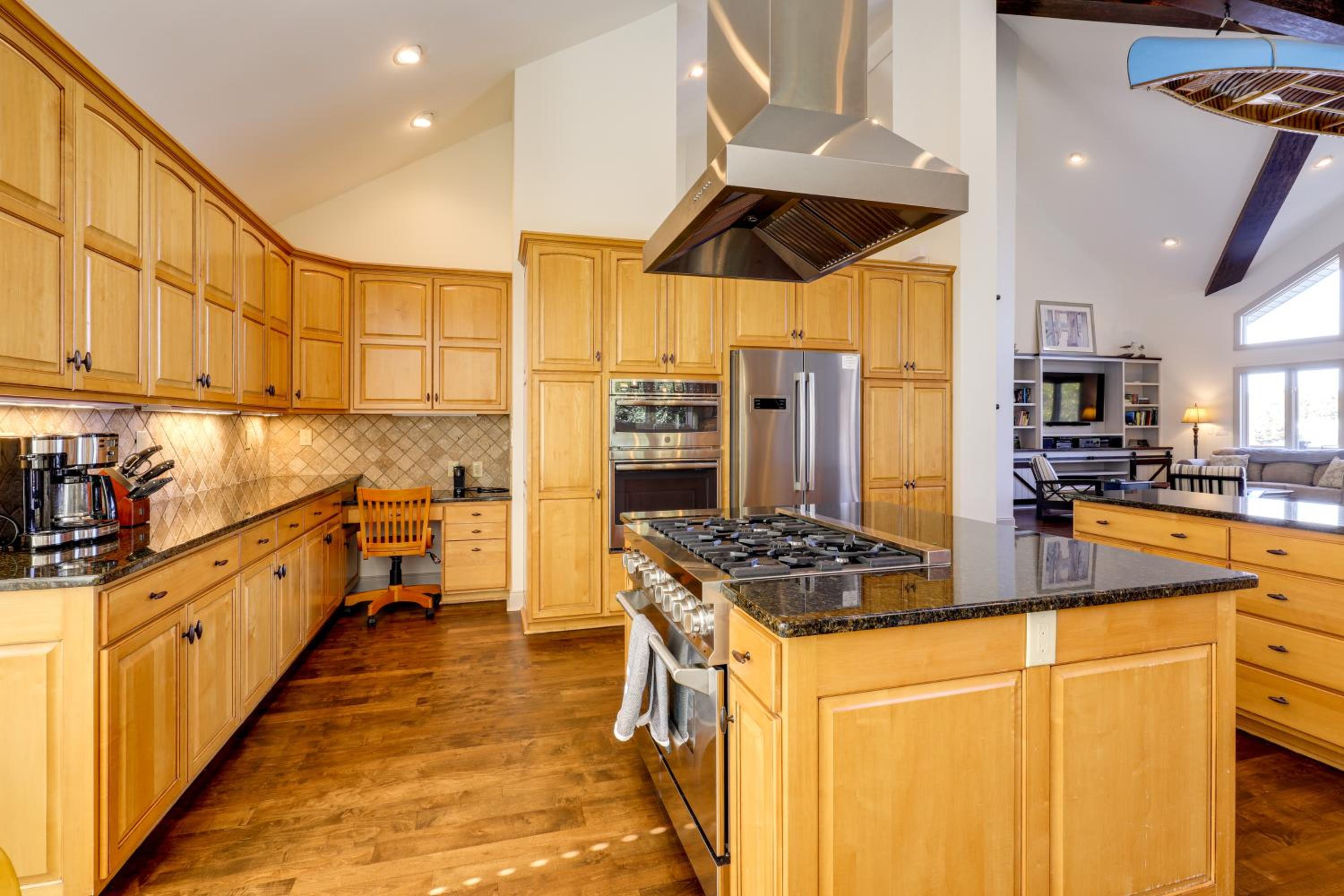 Lakefront Haven with Hot Tub and Game Room in Hickory!