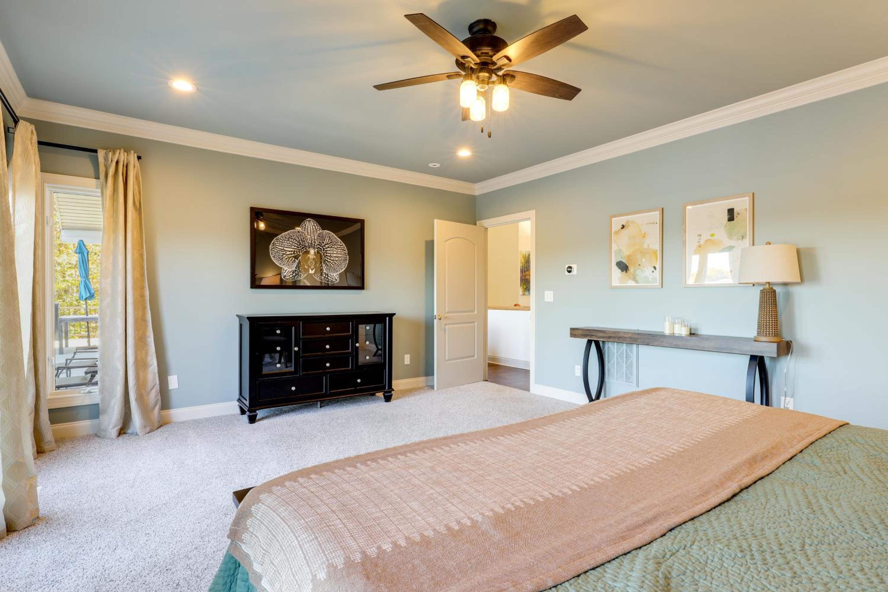 Lakefront Haven with Hot Tub and Game Room in Hickory!