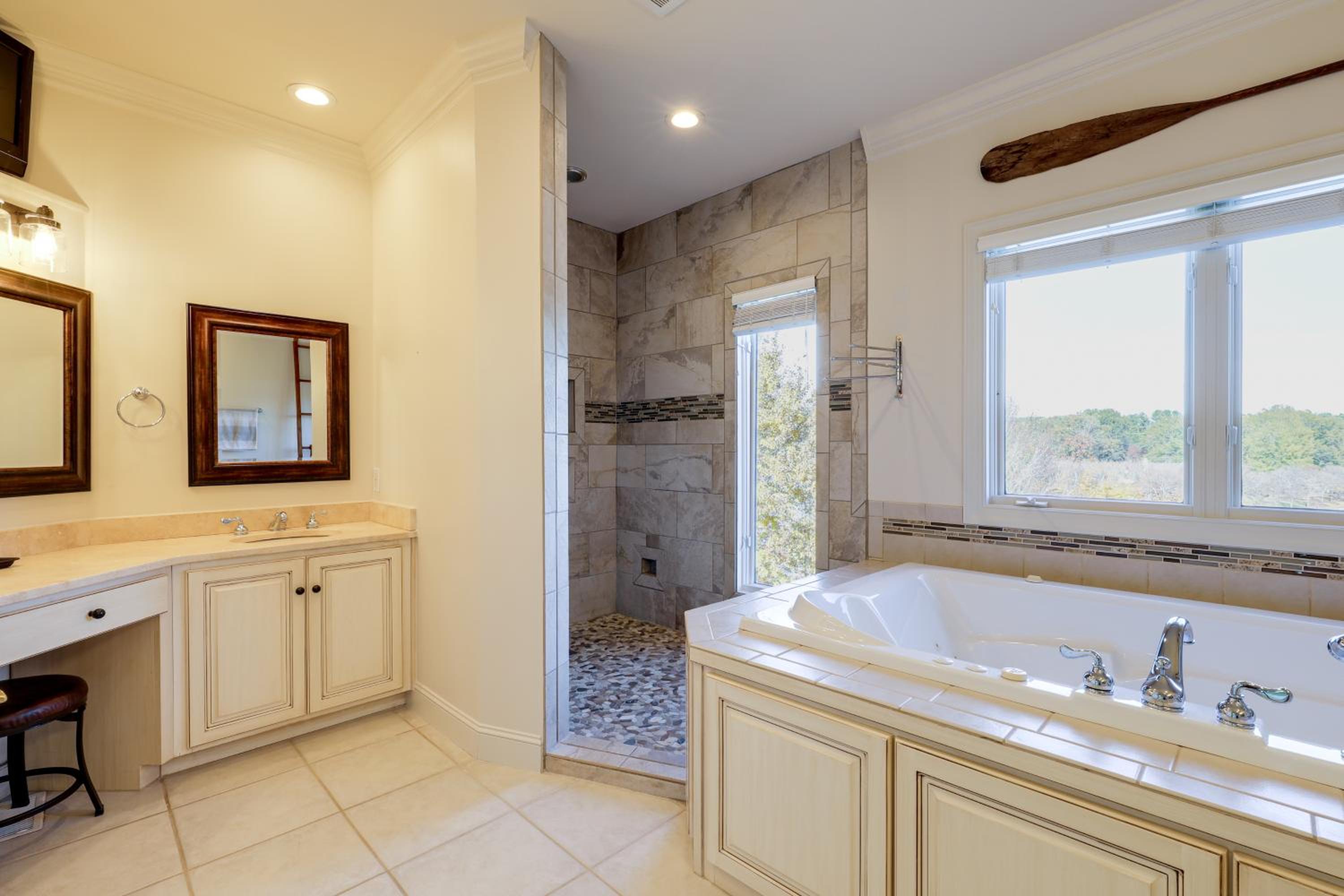 Lakefront Haven with Hot Tub and Game Room in Hickory!