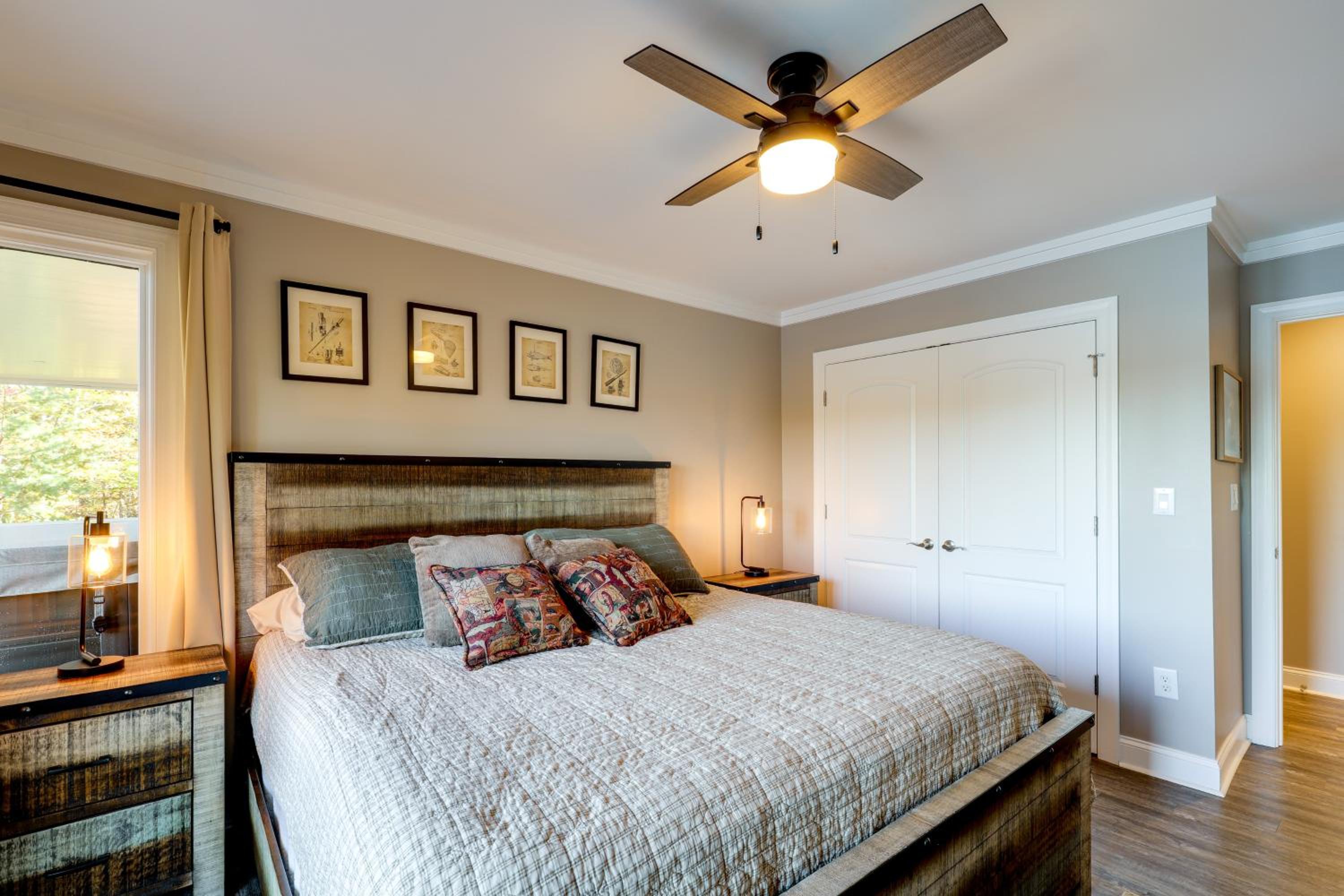 Lakefront Haven with Hot Tub and Game Room in Hickory!