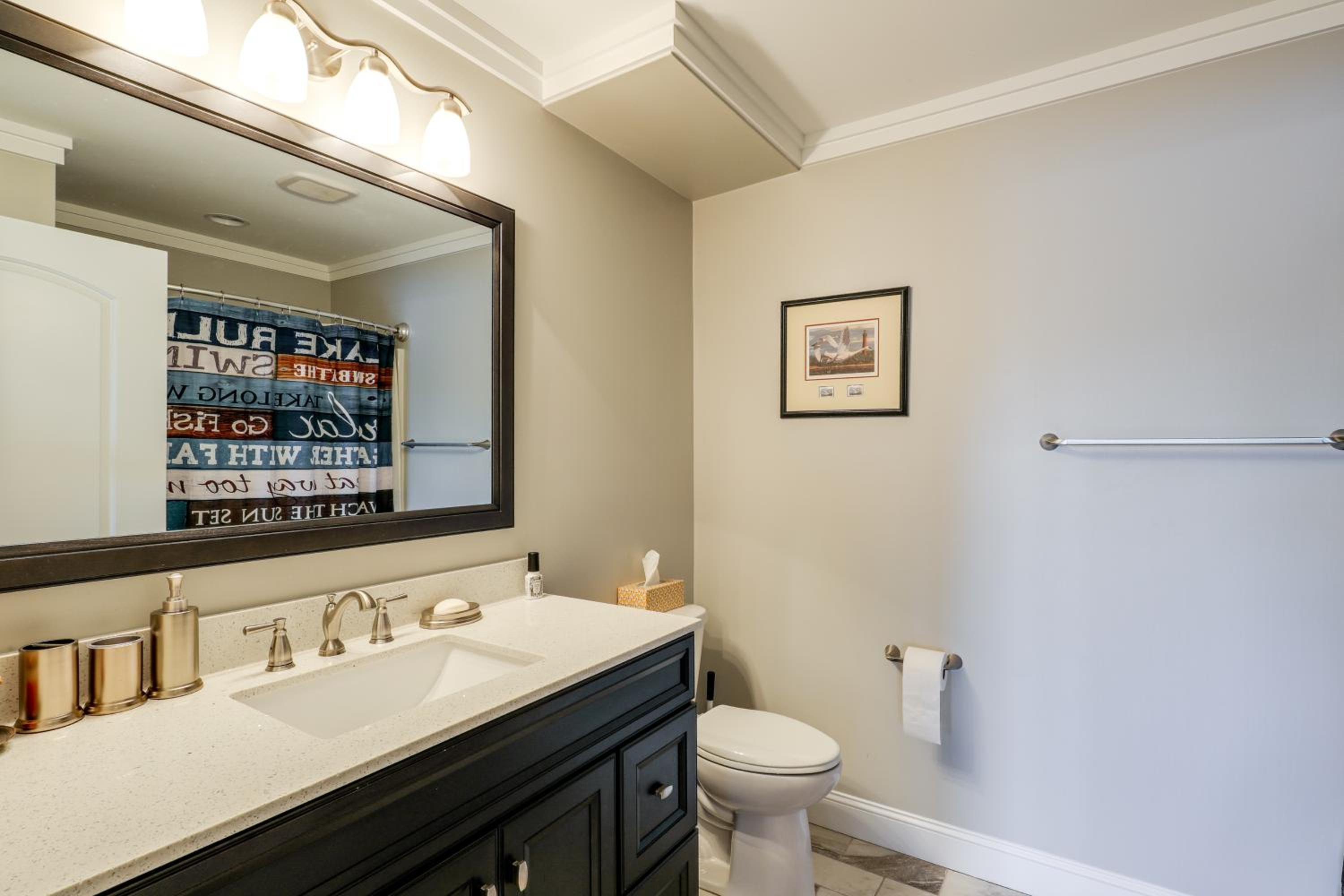 Lakefront Haven with Hot Tub and Game Room in Hickory!
