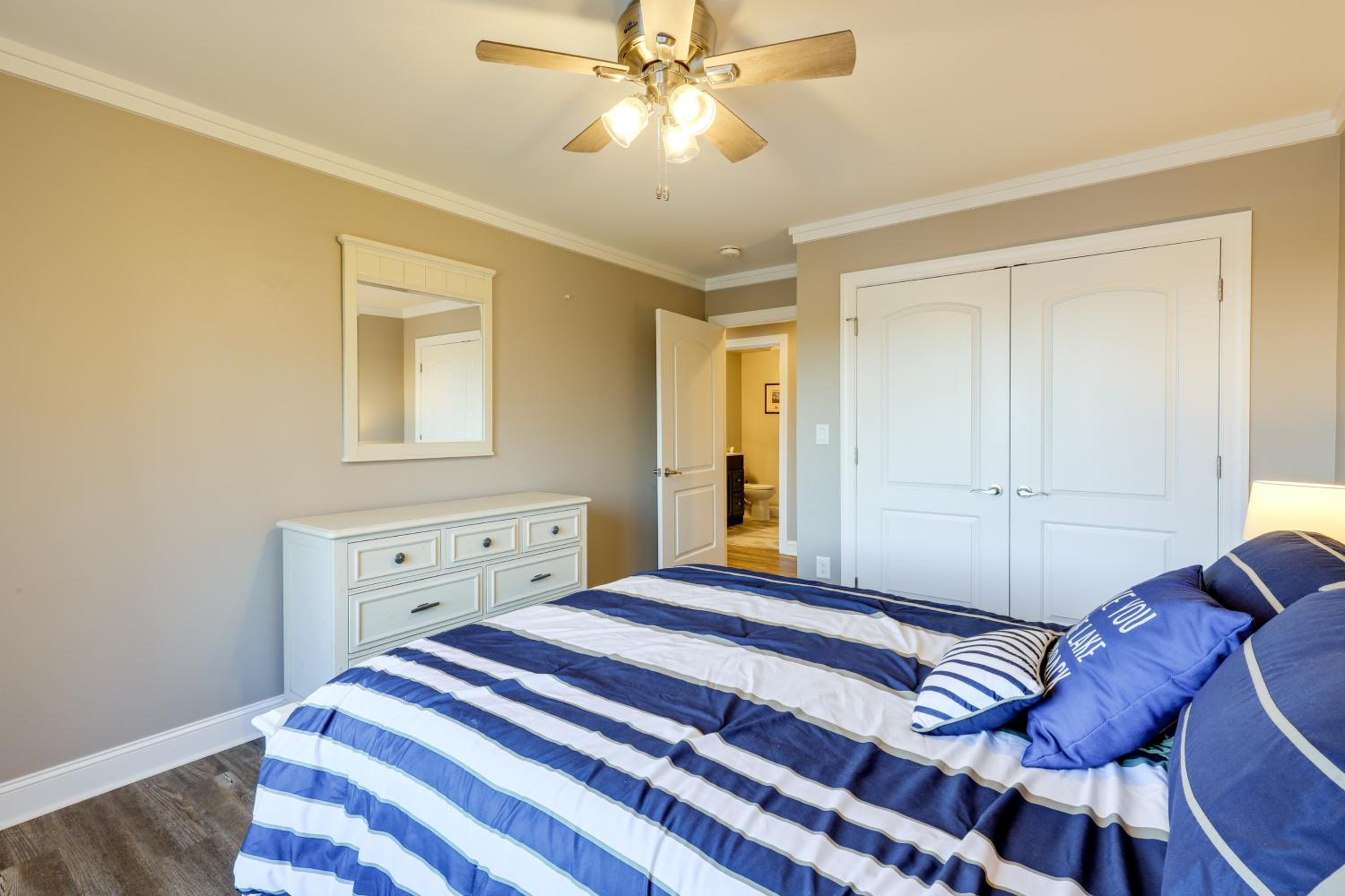 Lakefront Haven with Hot Tub and Game Room in Hickory!