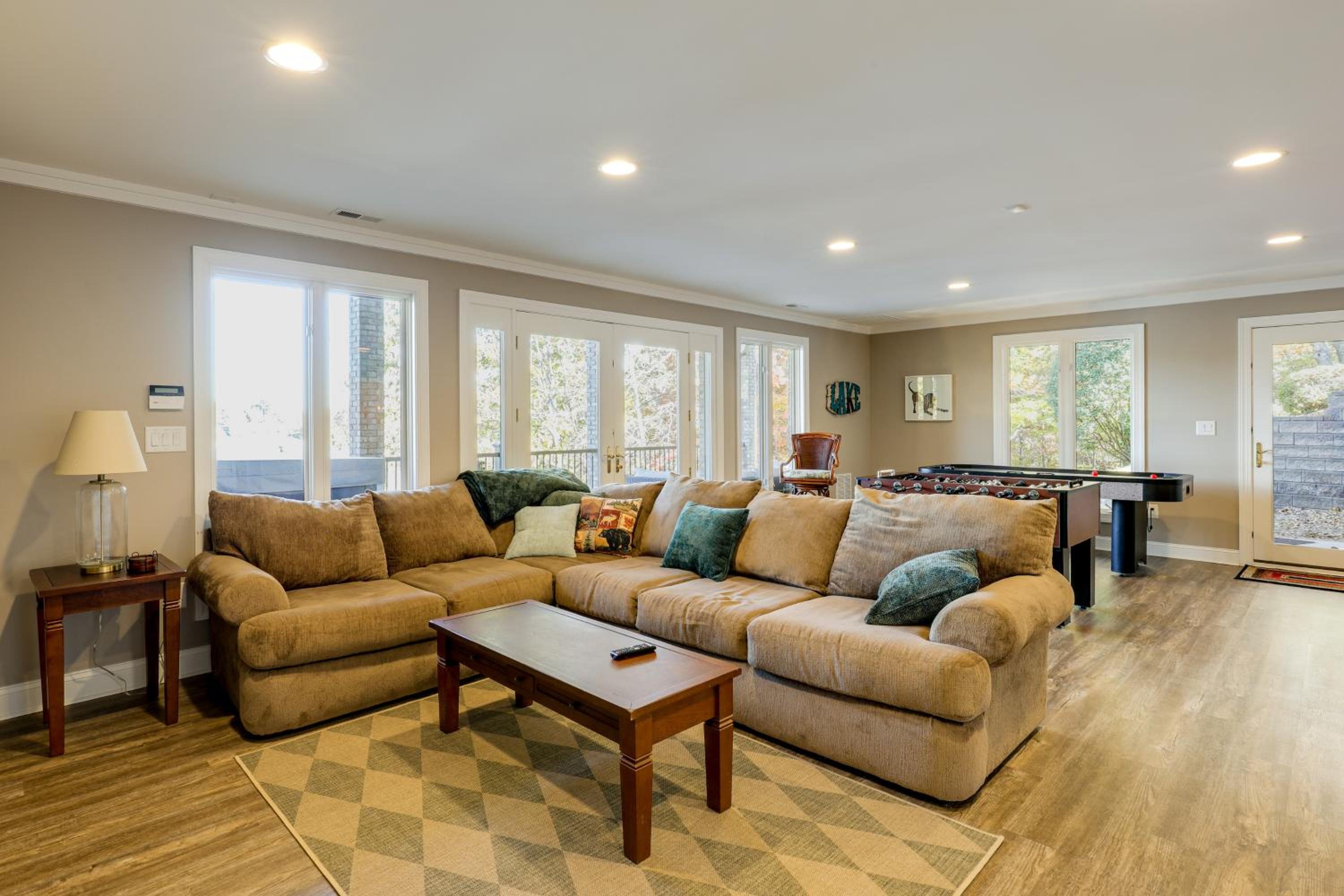 Lakefront Haven with Hot Tub and Game Room in Hickory!