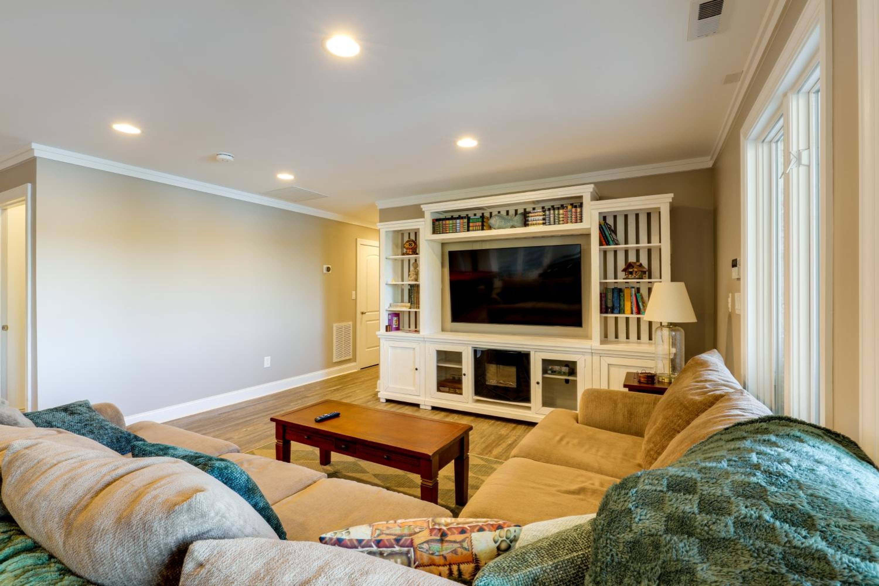 Lakefront Haven with Hot Tub and Game Room in Hickory!