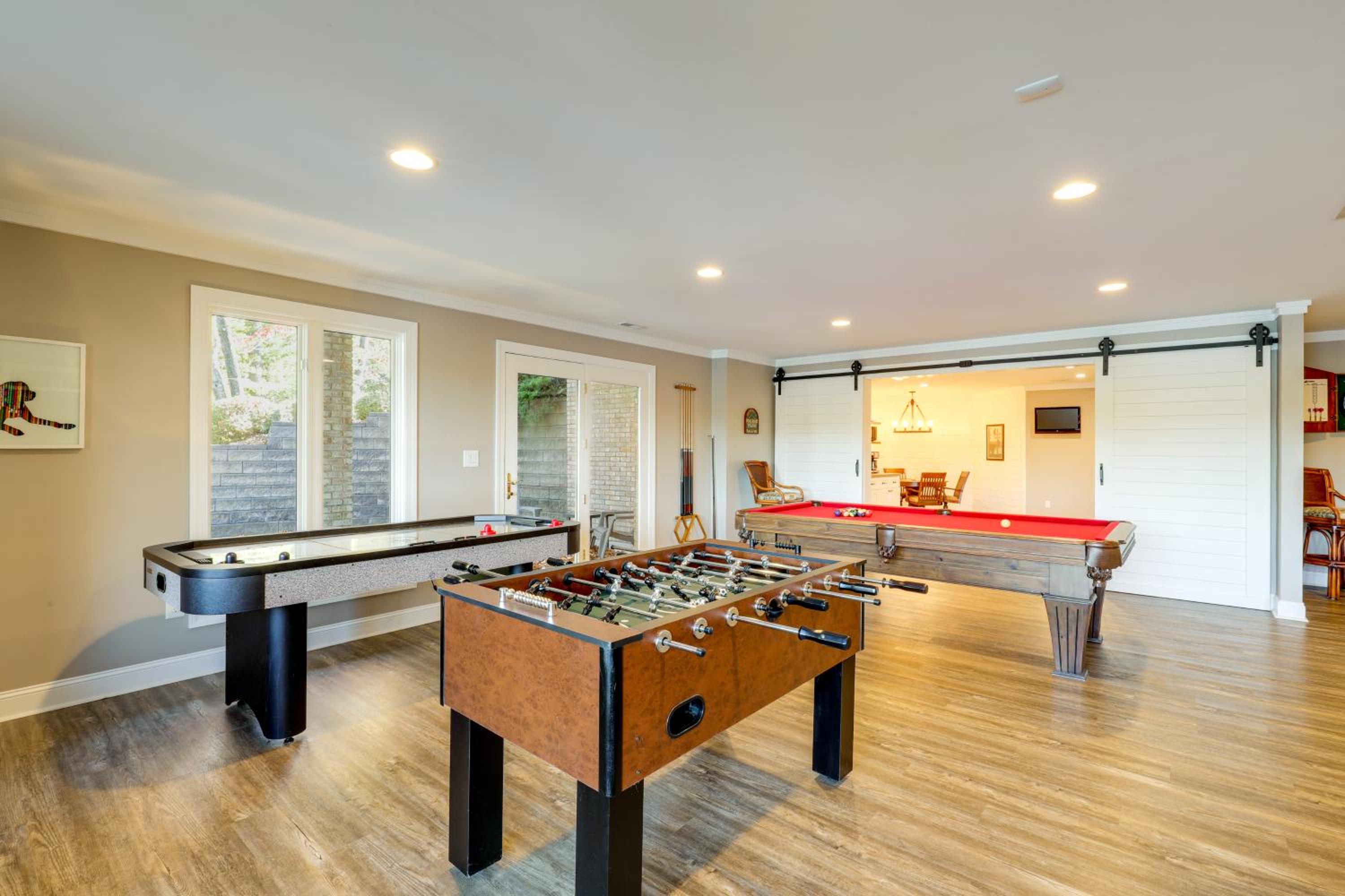 Lakefront Haven with Hot Tub and Game Room in Hickory!