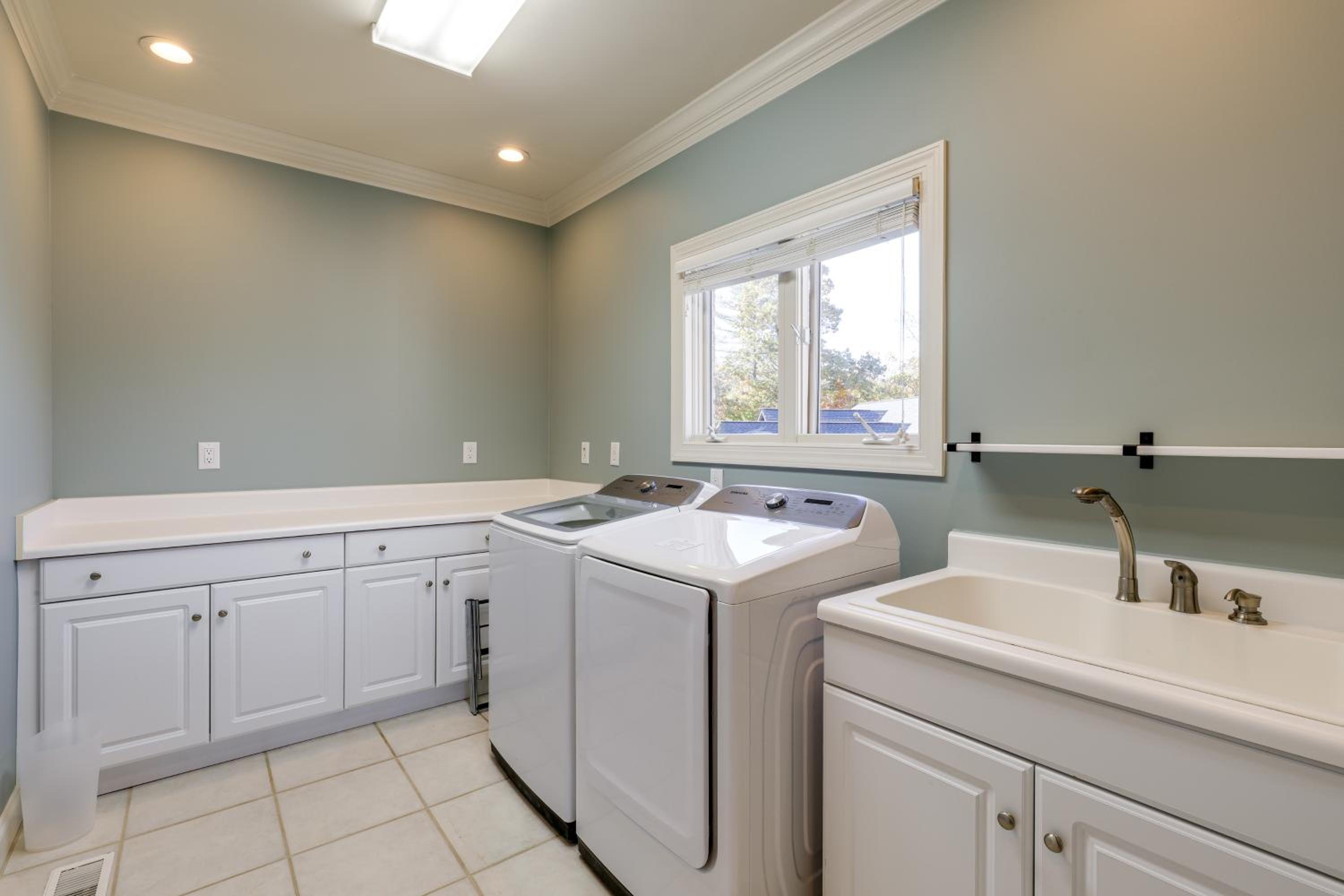 Lakefront Haven with Hot Tub and Game Room in Hickory!