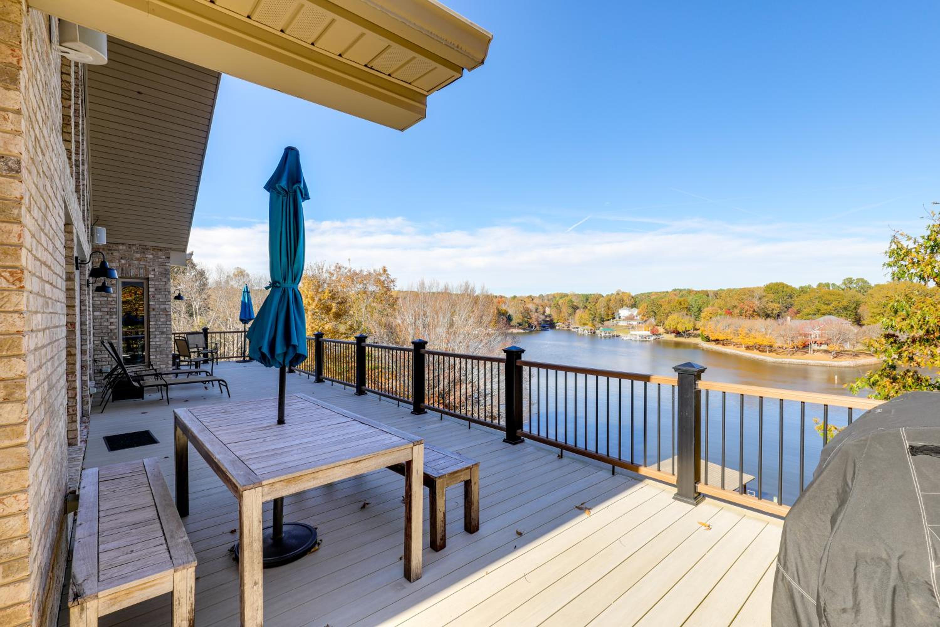 Lakefront Haven with Hot Tub and Game Room in Hickory!
