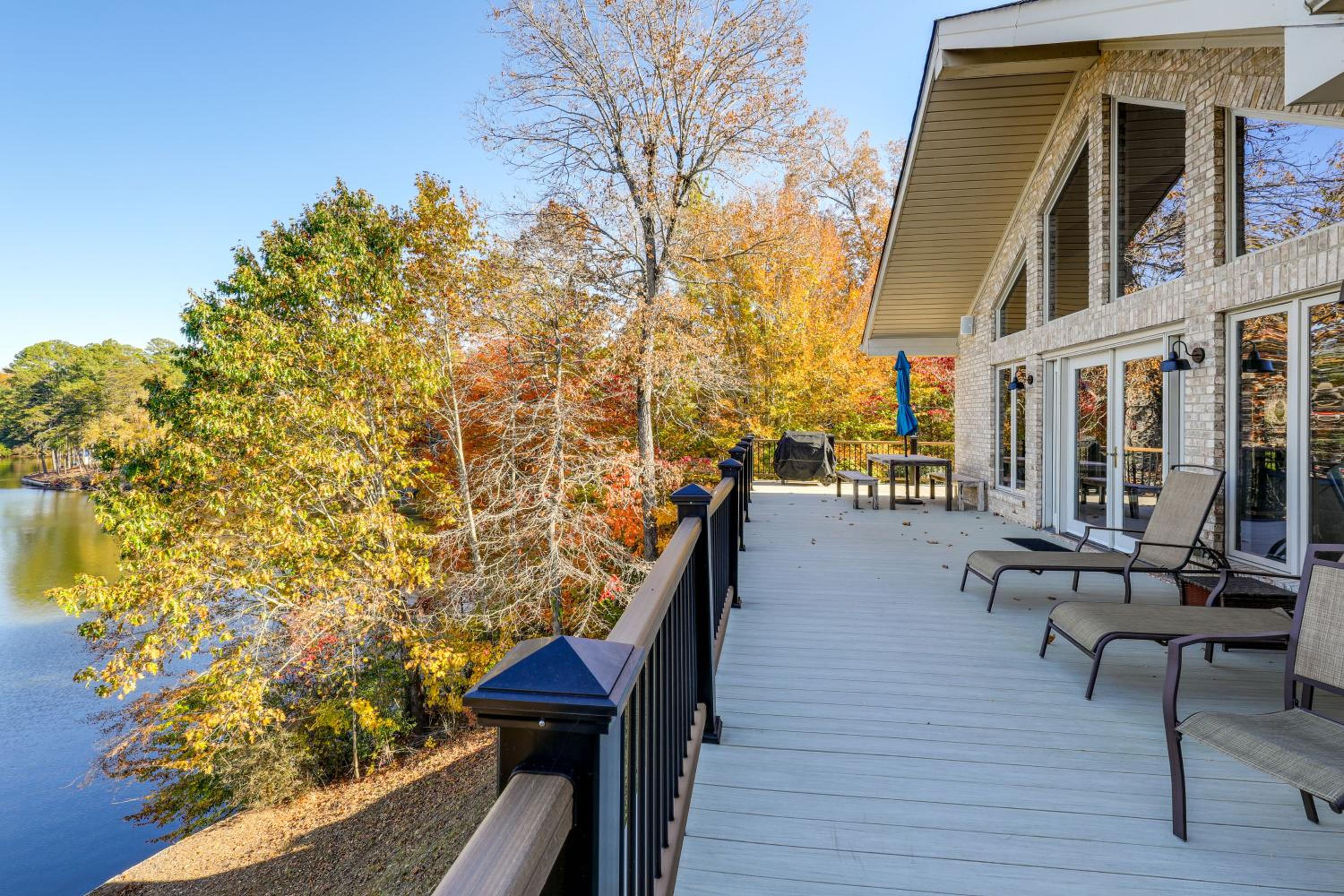 Lakefront Haven with Hot Tub and Game Room in Hickory!
