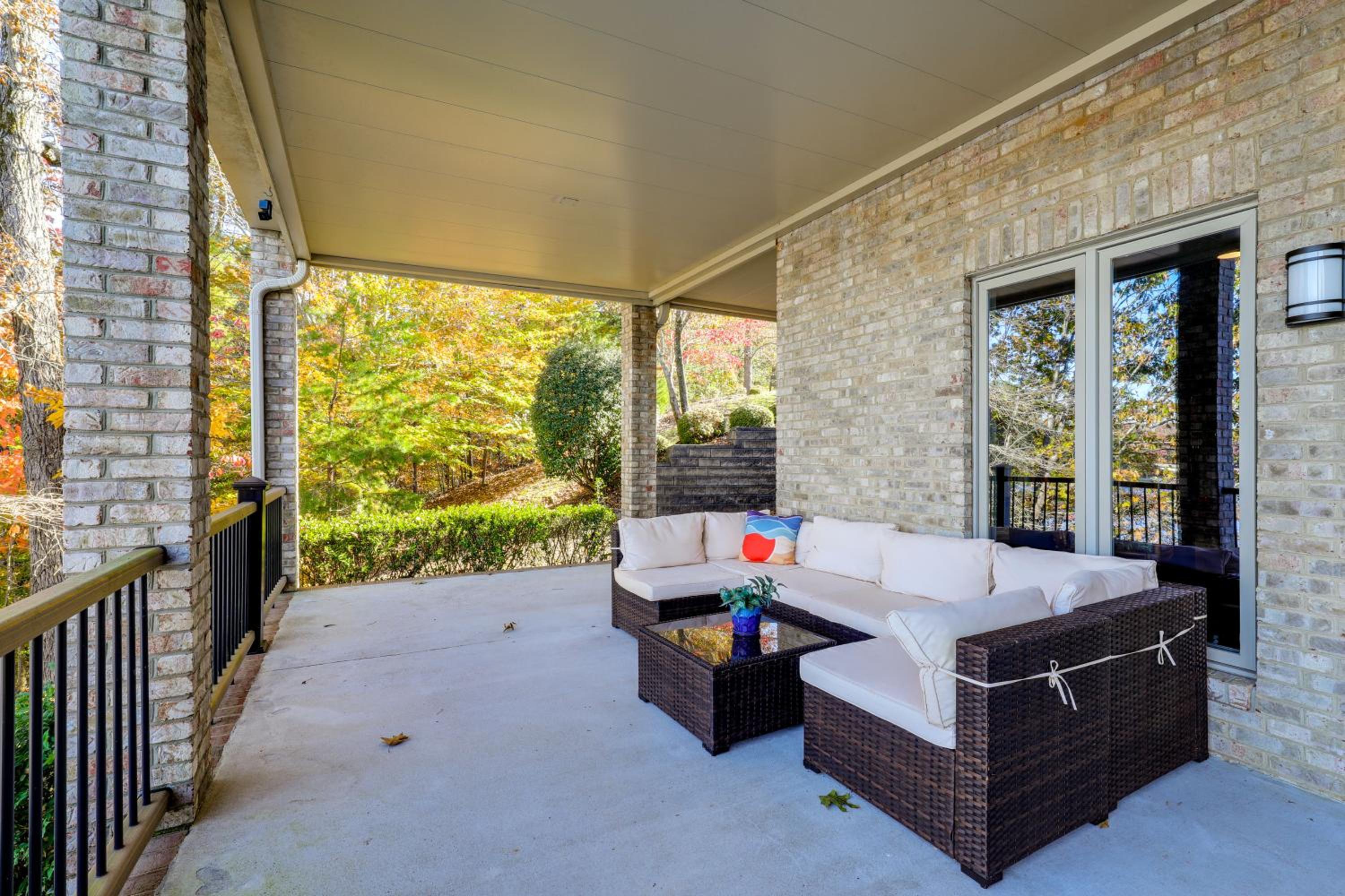 Lakefront Haven with Hot Tub and Game Room in Hickory!