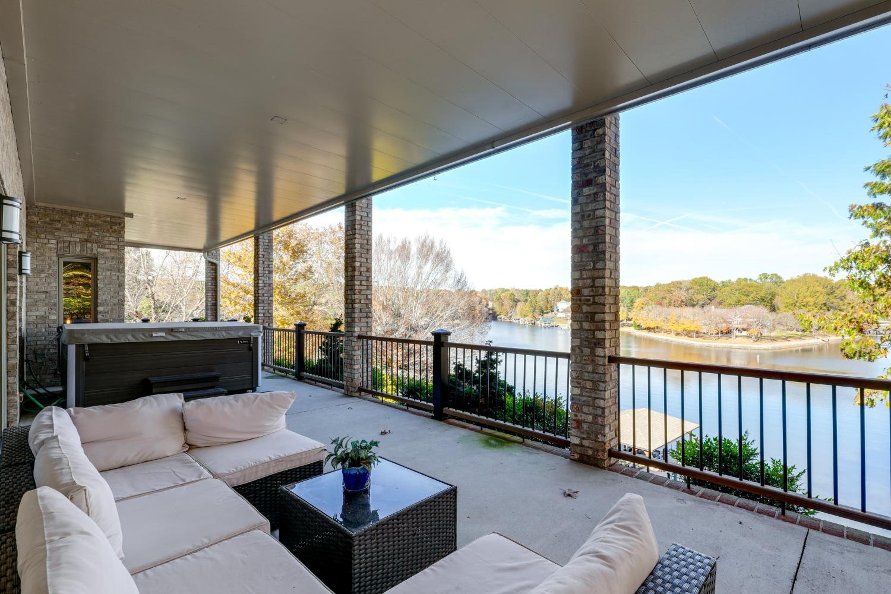 Lakefront Haven with Hot Tub and Game Room in Hickory!
