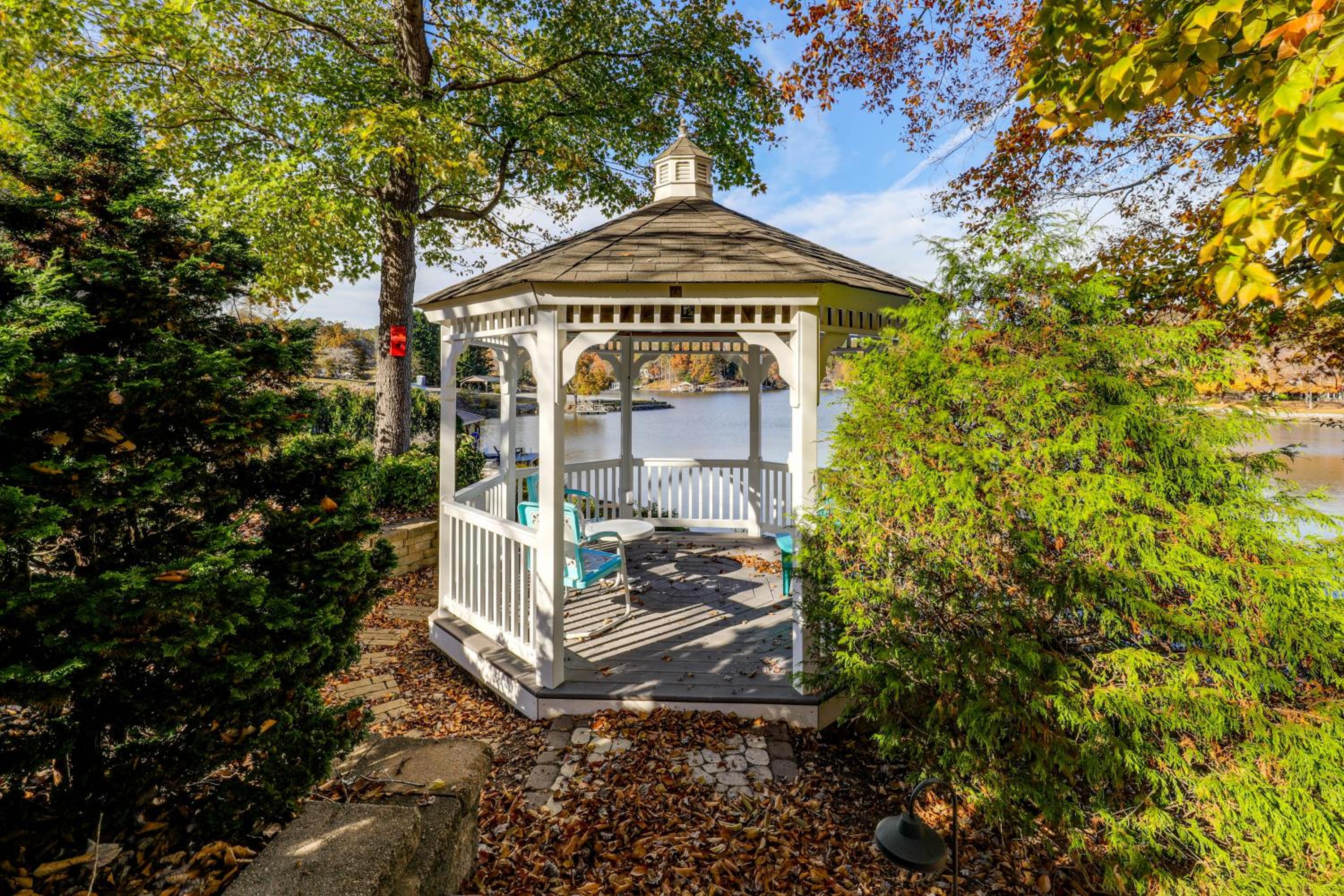 Lakefront Haven with Hot Tub and Game Room in Hickory!