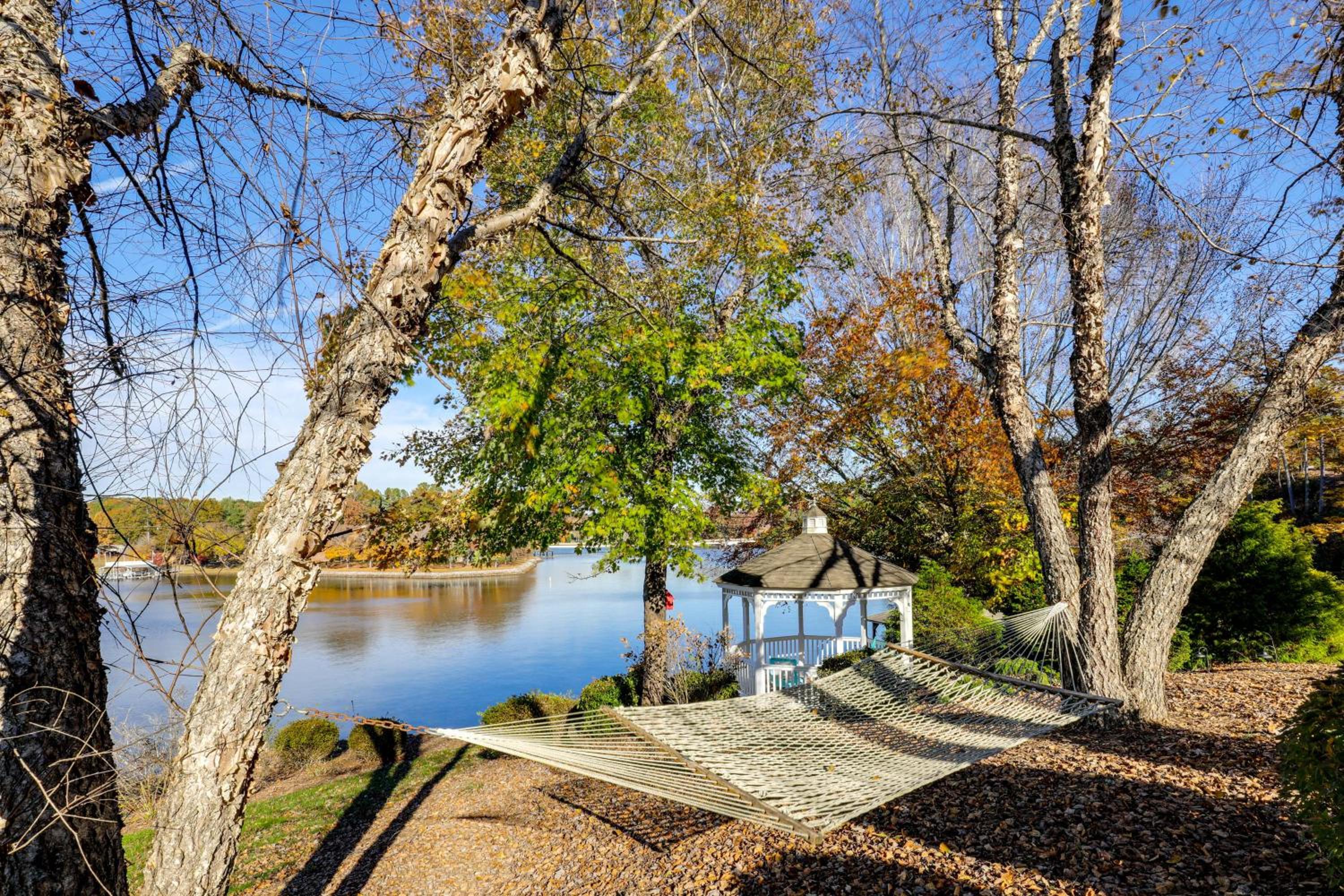 Lakefront Haven with Hot Tub and Game Room in Hickory!