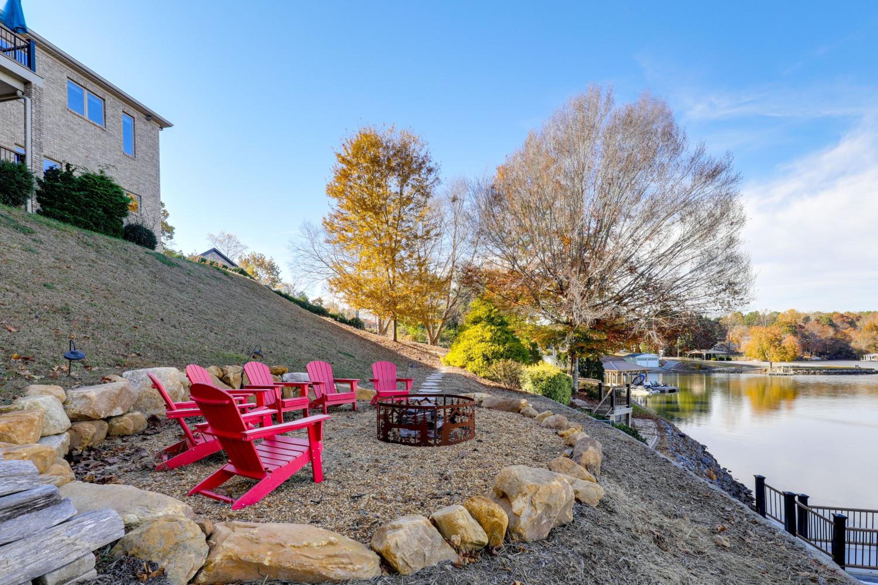 Lakefront Haven with Hot Tub and Game Room in Hickory!