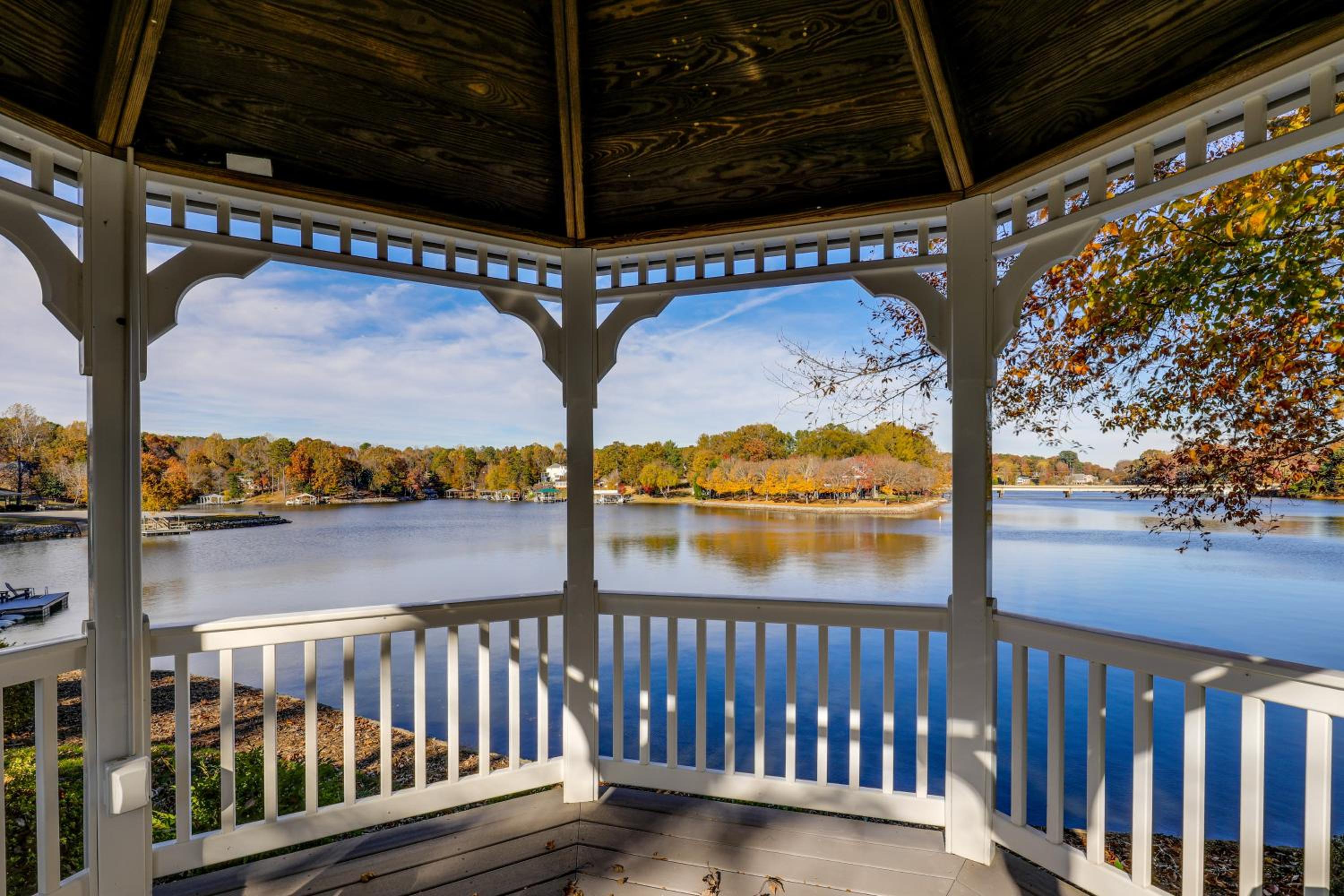 Lakefront Haven with Hot Tub and Game Room in Hickory!