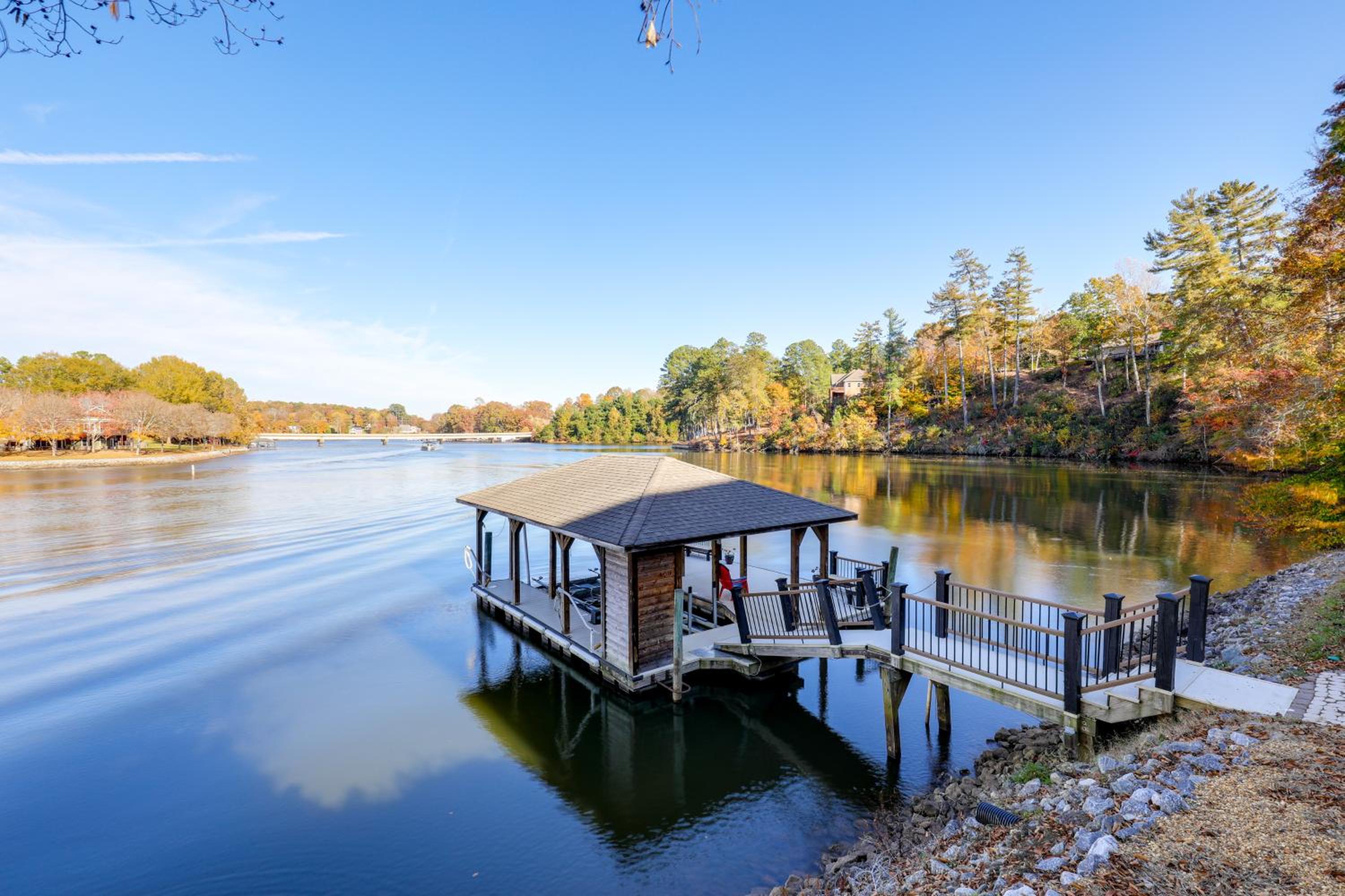 Lakefront Haven with Hot Tub and Game Room in Hickory!