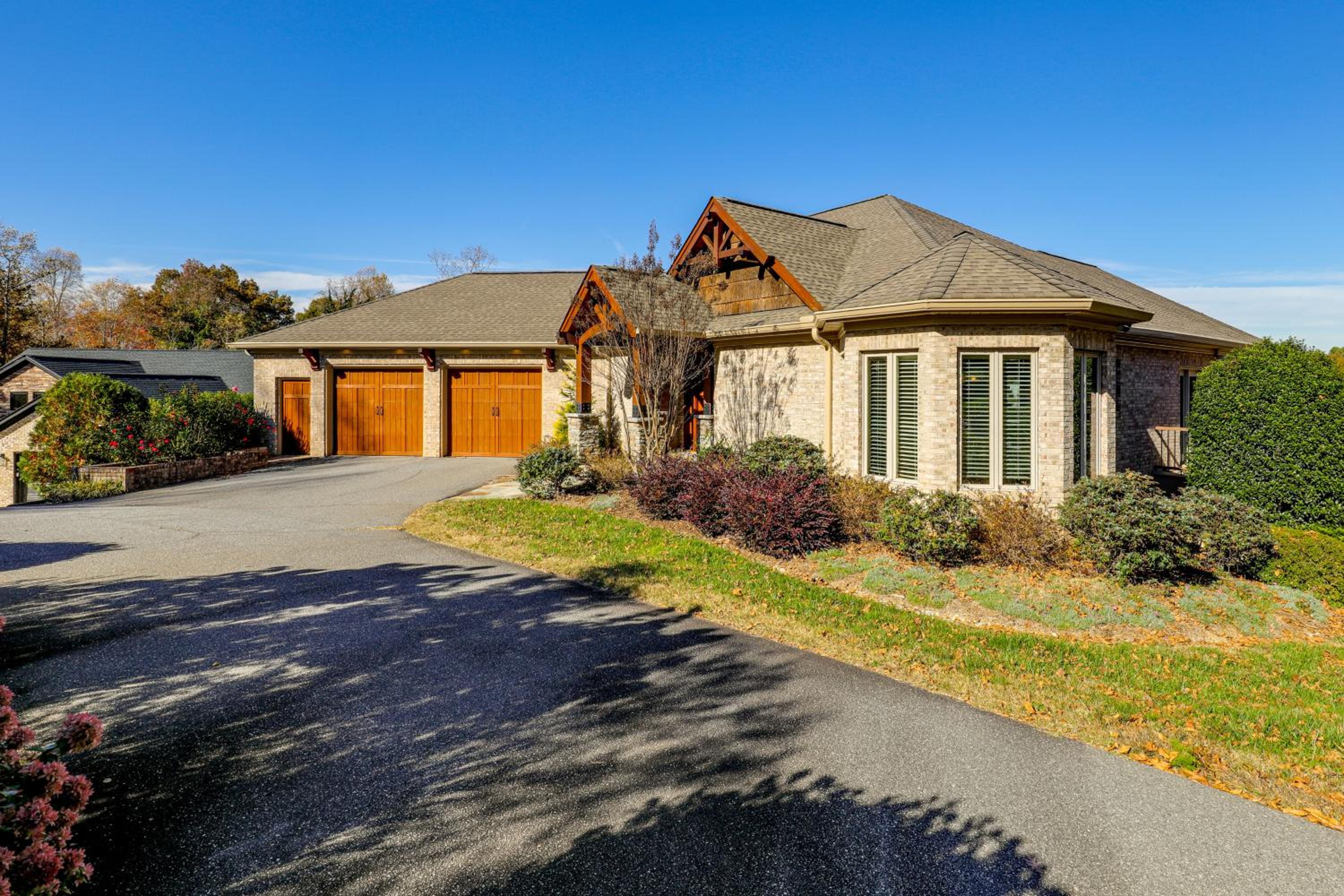 Lakefront Haven with Hot Tub and Game Room in Hickory!