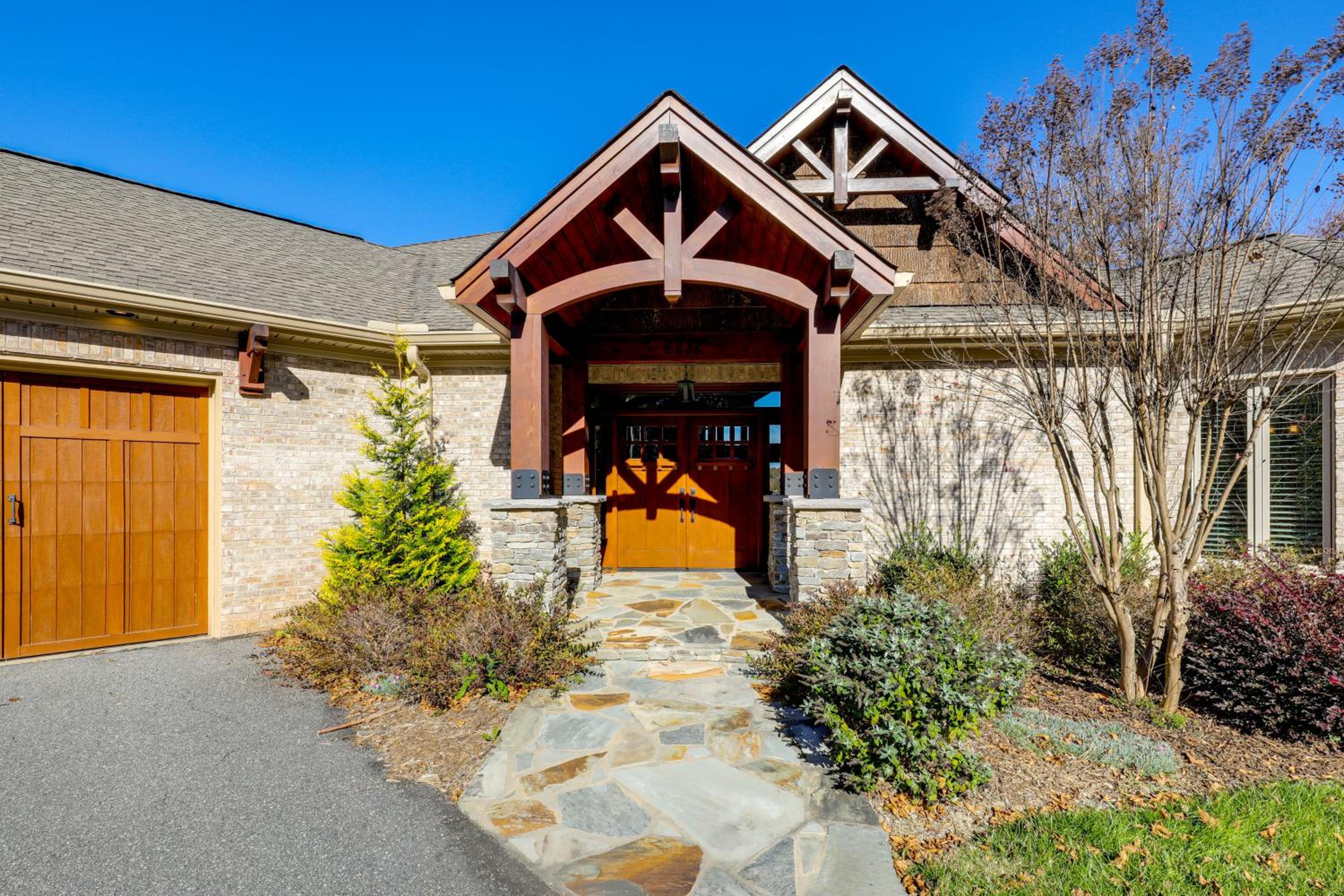 Lakefront Haven with Hot Tub and Game Room in Hickory!