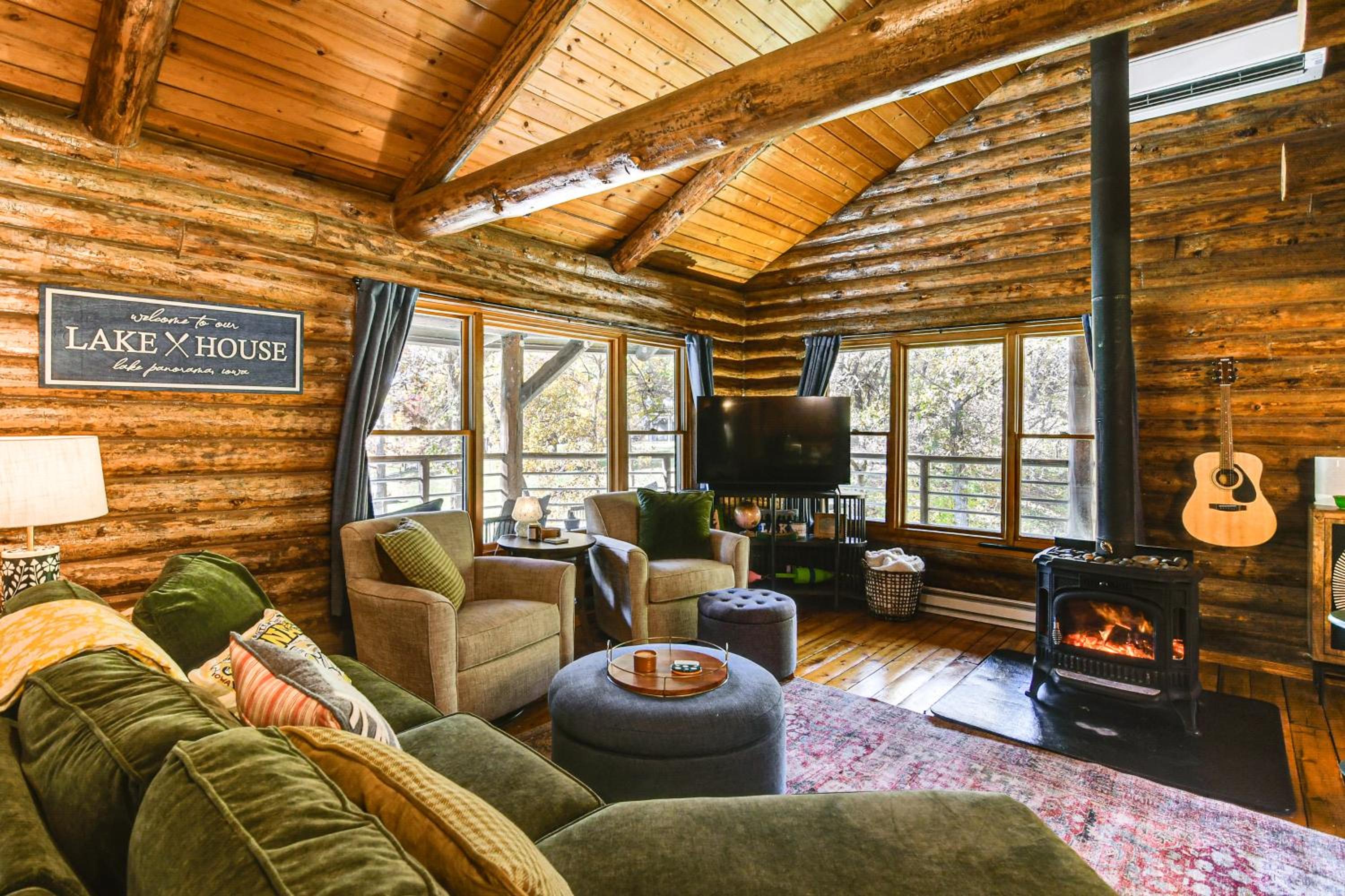 Private Beach! Lakefront Cabin in Panora