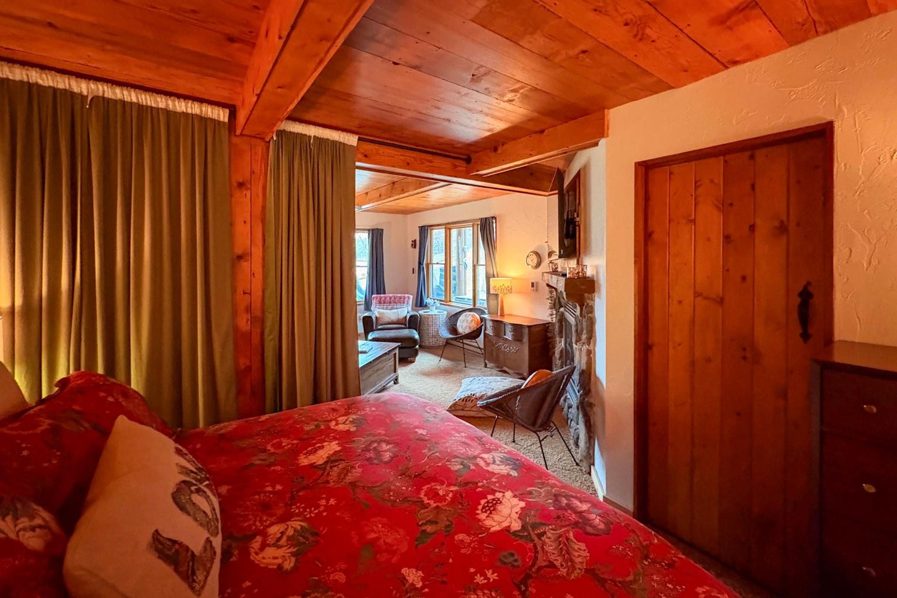 Private Beach! Lakefront Cabin in Panora