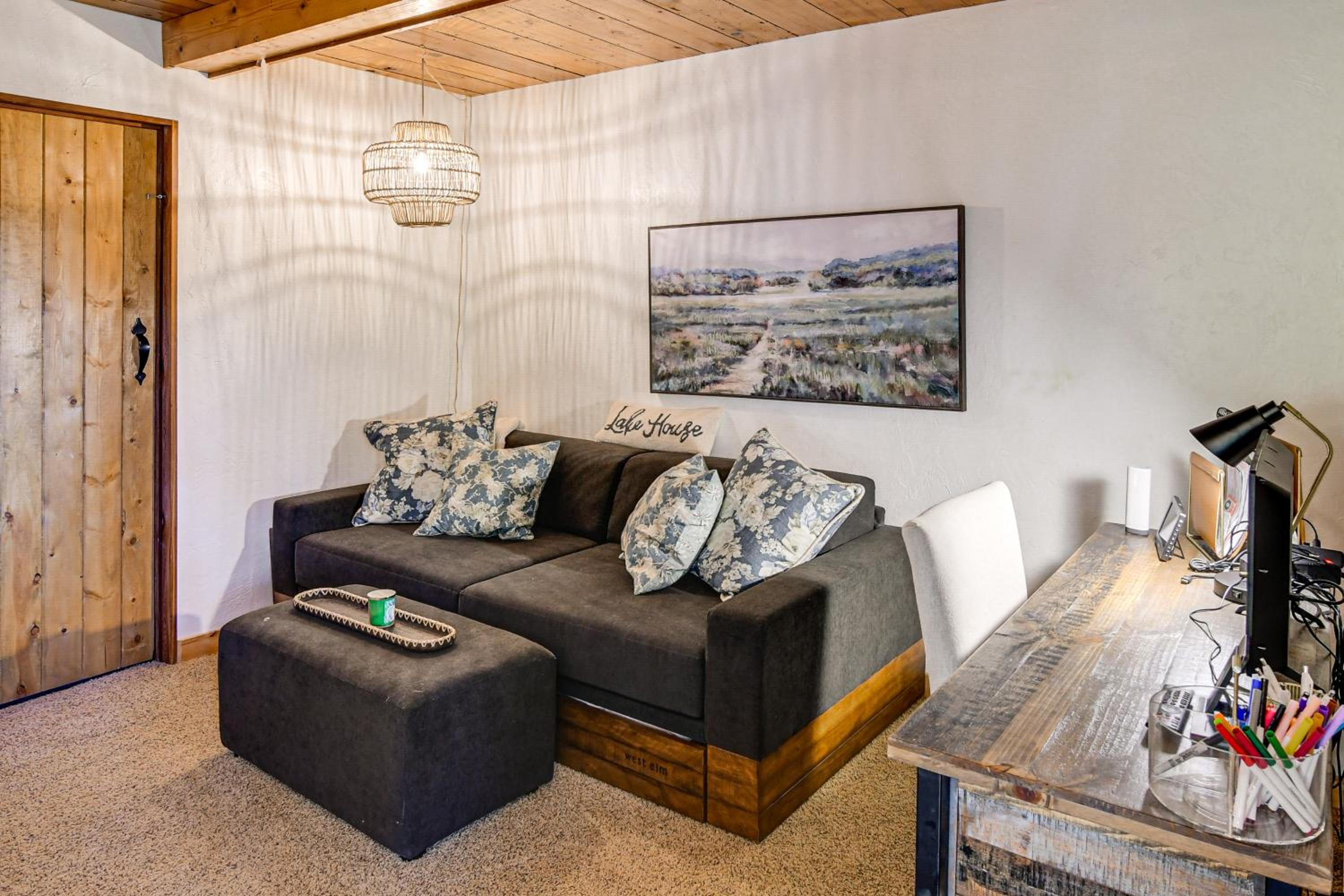 Private Beach! Lakefront Cabin in Panora