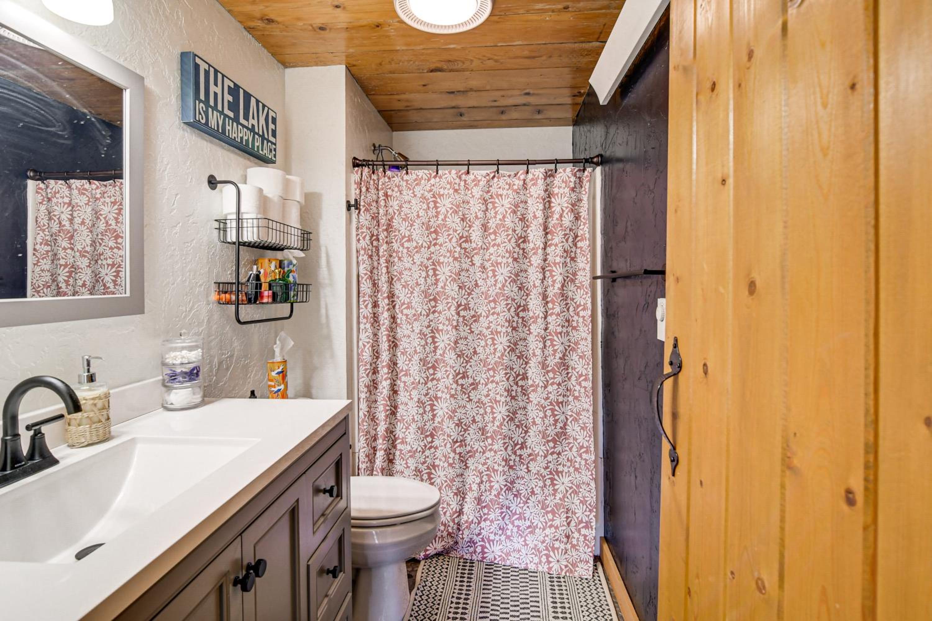 Private Beach! Lakefront Cabin in Panora