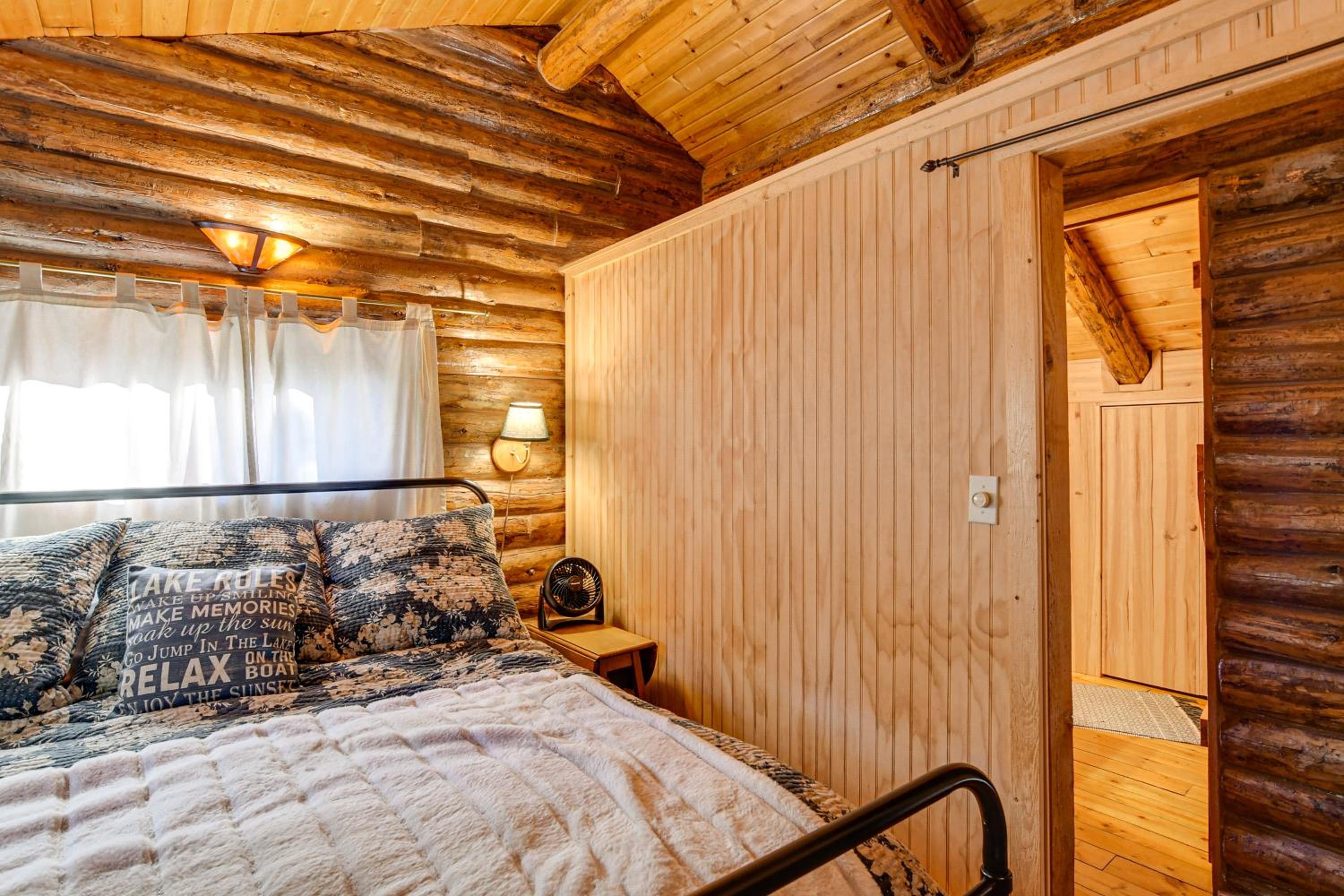 Private Beach! Lakefront Cabin in Panora