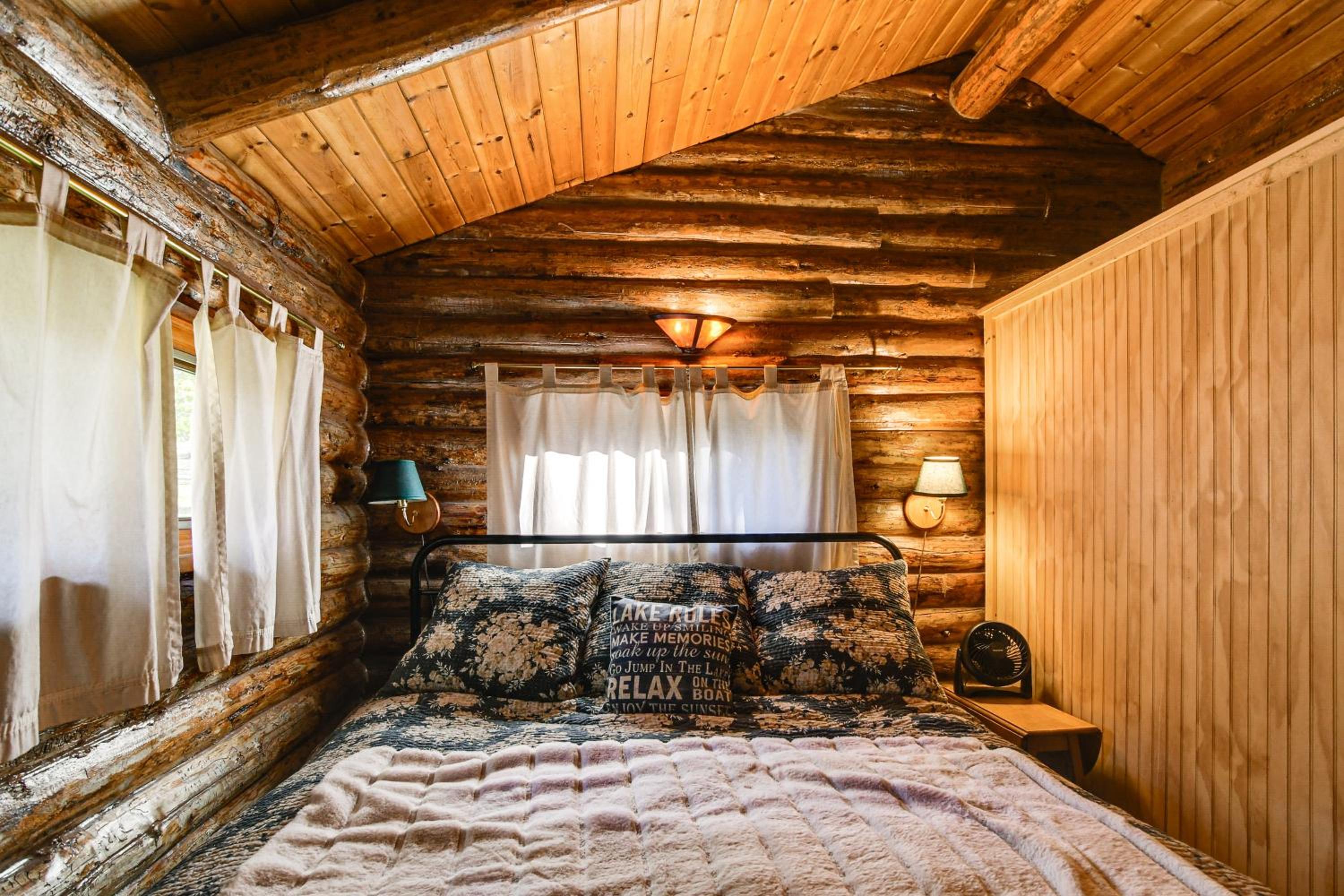 Private Beach! Lakefront Cabin in Panora